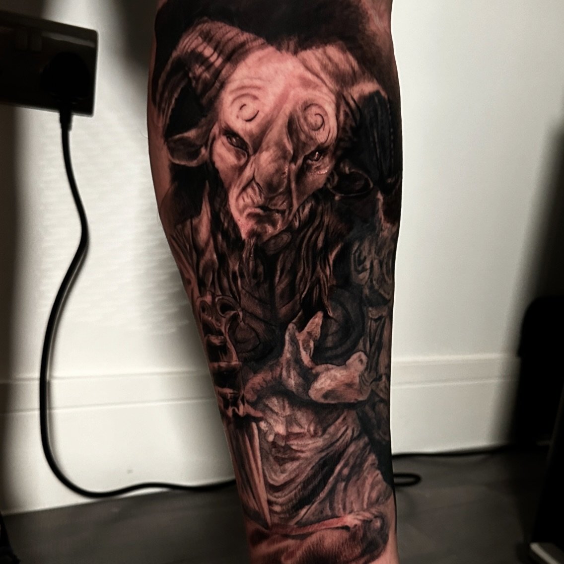 New addition to pans labyrinth leg sleeve&hellip;.
Ofelias inner strength &ldquo;The Fawn&rdquo;

Thanks to Ben. He trusted me in tattooing one of his favourite movies. Ben is a big horror movie buff. And only picks the best 😊

I love the dark side 