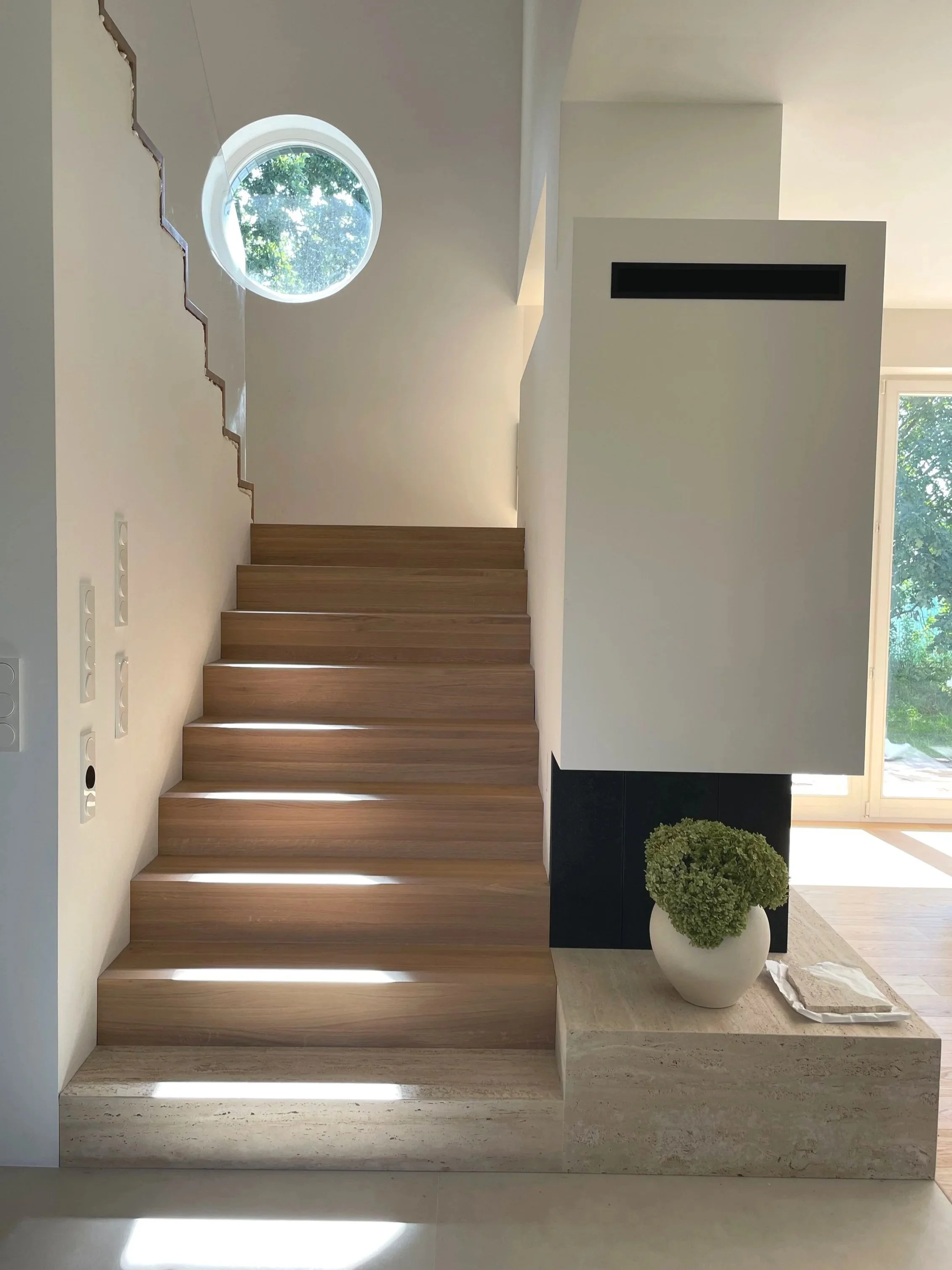 WedoDesign okragle okno Schody trawertyn kamien projekt domu w Konstancinie copyright