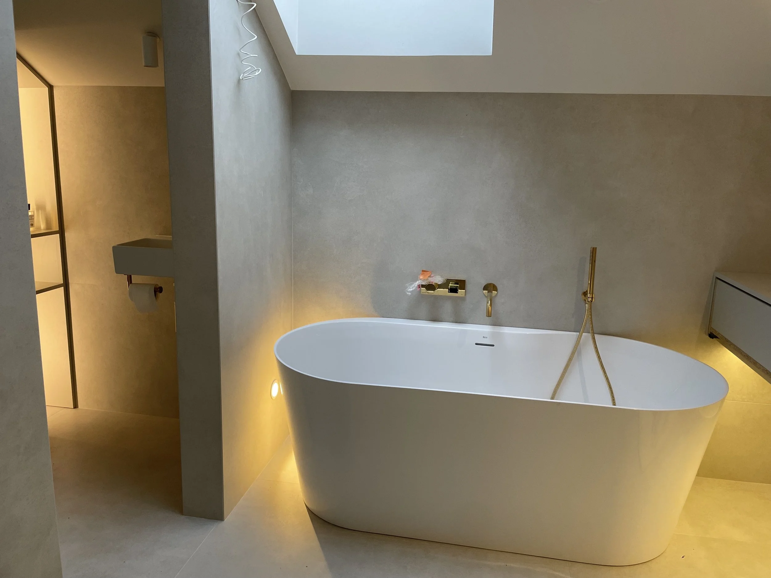 #projektowanie wnętrz domów #projektant wnetrz premium #trawertyn #trawertyn Warszawa #Fantini Venezia Gold Plus  #kamienna łazienka inspiracje #wnętrza japandi #interiordesign #interior #interiordesigner #interiordecor #interiorstyling #interiorinsp