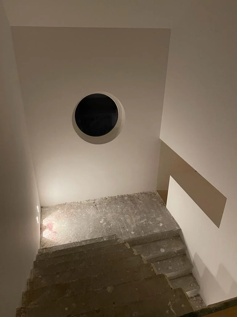 #czym wykończyć schody #projektowanie wnętrz domów #projektant wnetrz premium #wykończenie schodów #kamien na ścianie #kamienna łazienka inspiracje  #interiordesign #interior #interiordesigner #interiordecor #interiorstyling #interiorinspo #interiori