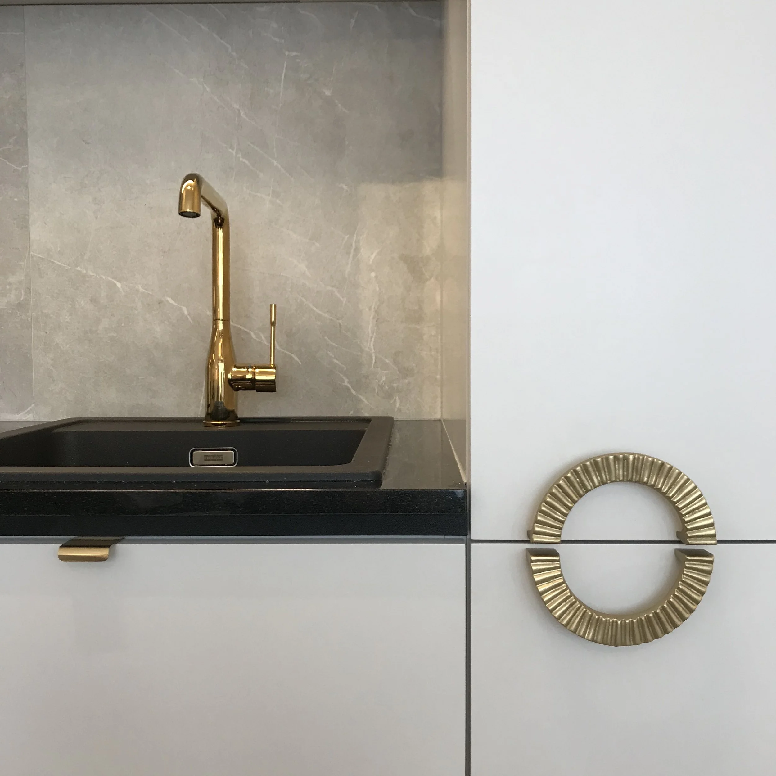 projekt kuchni mosiezne uchwyty ozdobne blat kamienny Warszawa wedodesignpl IMG_1666 2.JPG