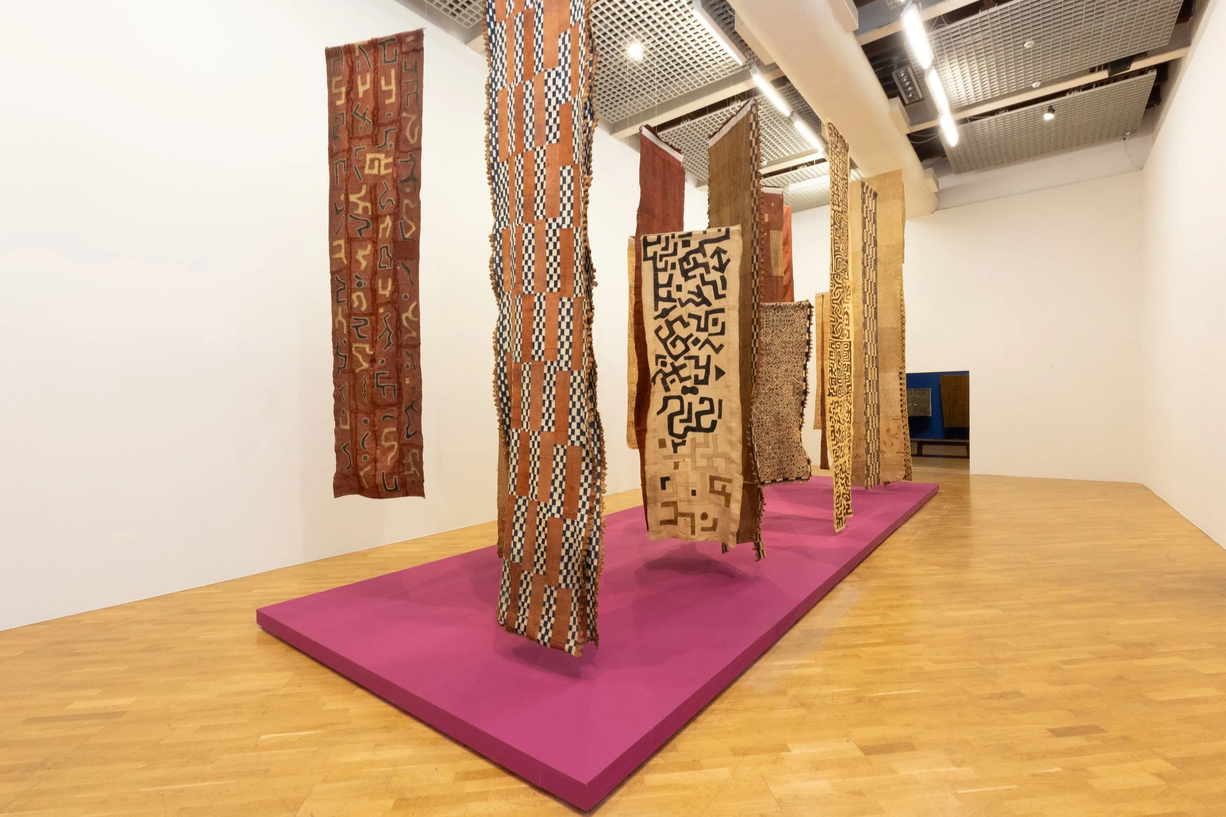 Between the head and the earth - traditional african textile art 