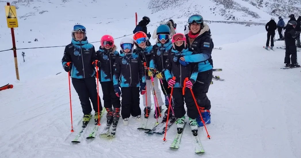 Una mega baby crew di piccole schegge del NHOA Tarvisio Racing Team in allenamento a @molltalergletscher&hellip; e oltre agli sci hanno gi&agrave; incontrato anche i #Krampus 😈
Divertimento, passione e quella scintilla che fa crescere ogni giorno di