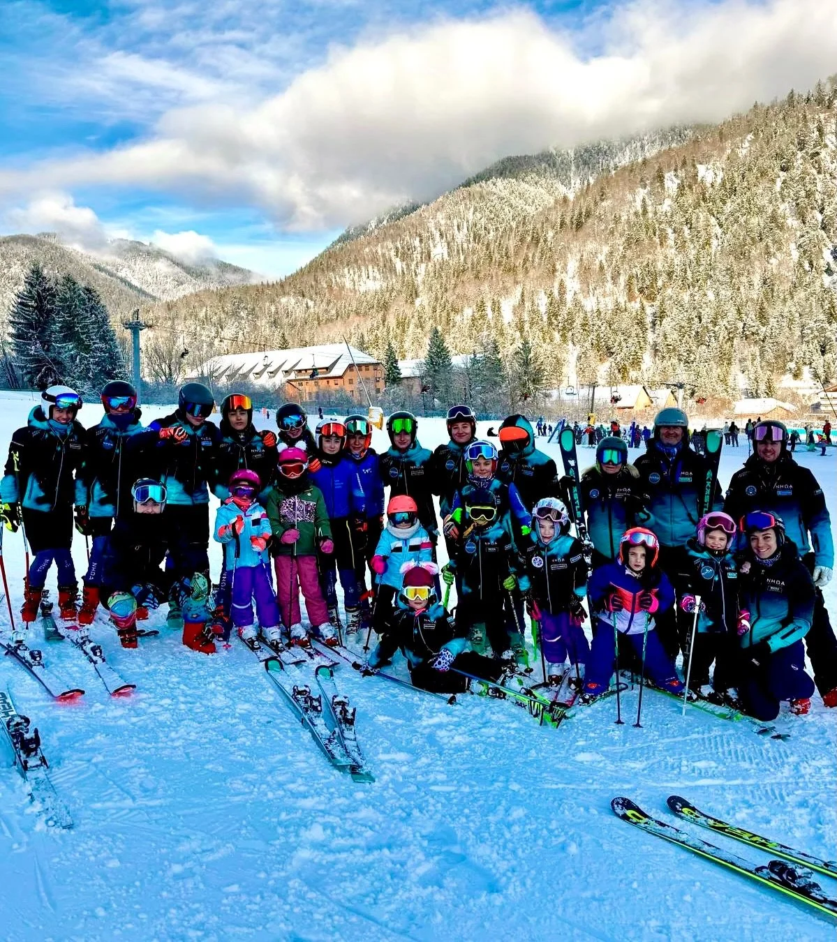 E mentre baby e cuccioli sono impegnati in gara, superbaby e children si ritrovano per una fantastica foto di gruppo post-allenamento sulle nevi di Tarvisio ❄️⛷️
Momenti semplici, ma fondamentali per crescere insieme, dentro e fuori dalla pista &Omeg