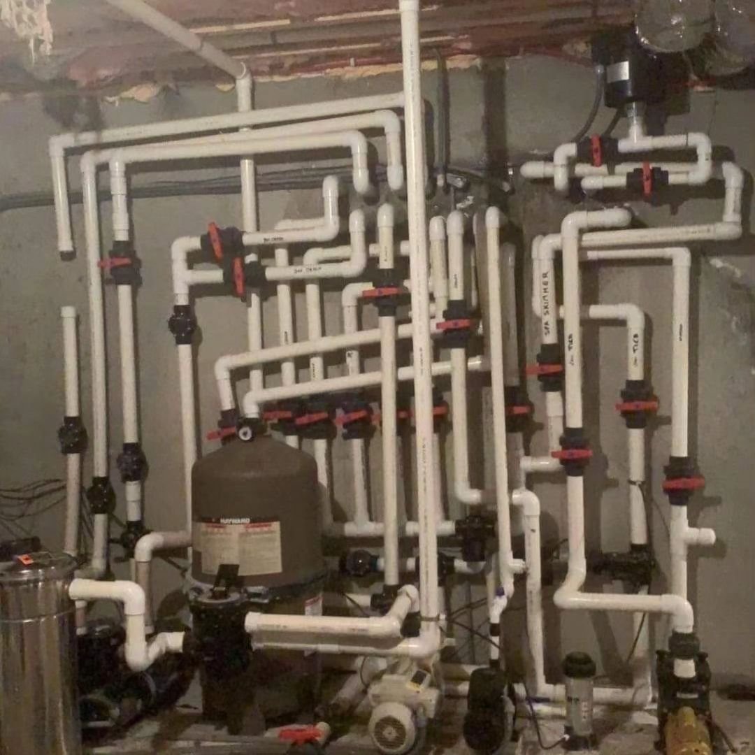 Someone shared this with me today as a picture of someone's pond filtration system 😬

As opposed to the filtration system in the second picture...
I get disappointed when I see complex pond systems because it doesn't have to be that way. Water Garde