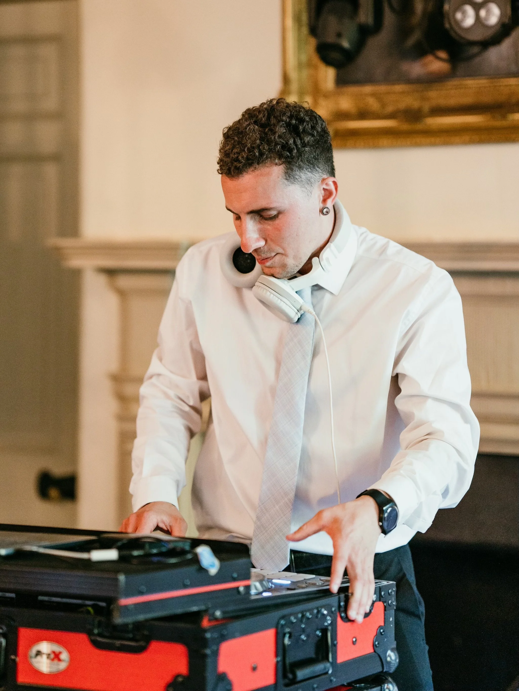 DJ  KB (10PM-2AM) 