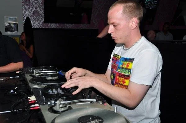 DJ Elski (10PM-4AM)