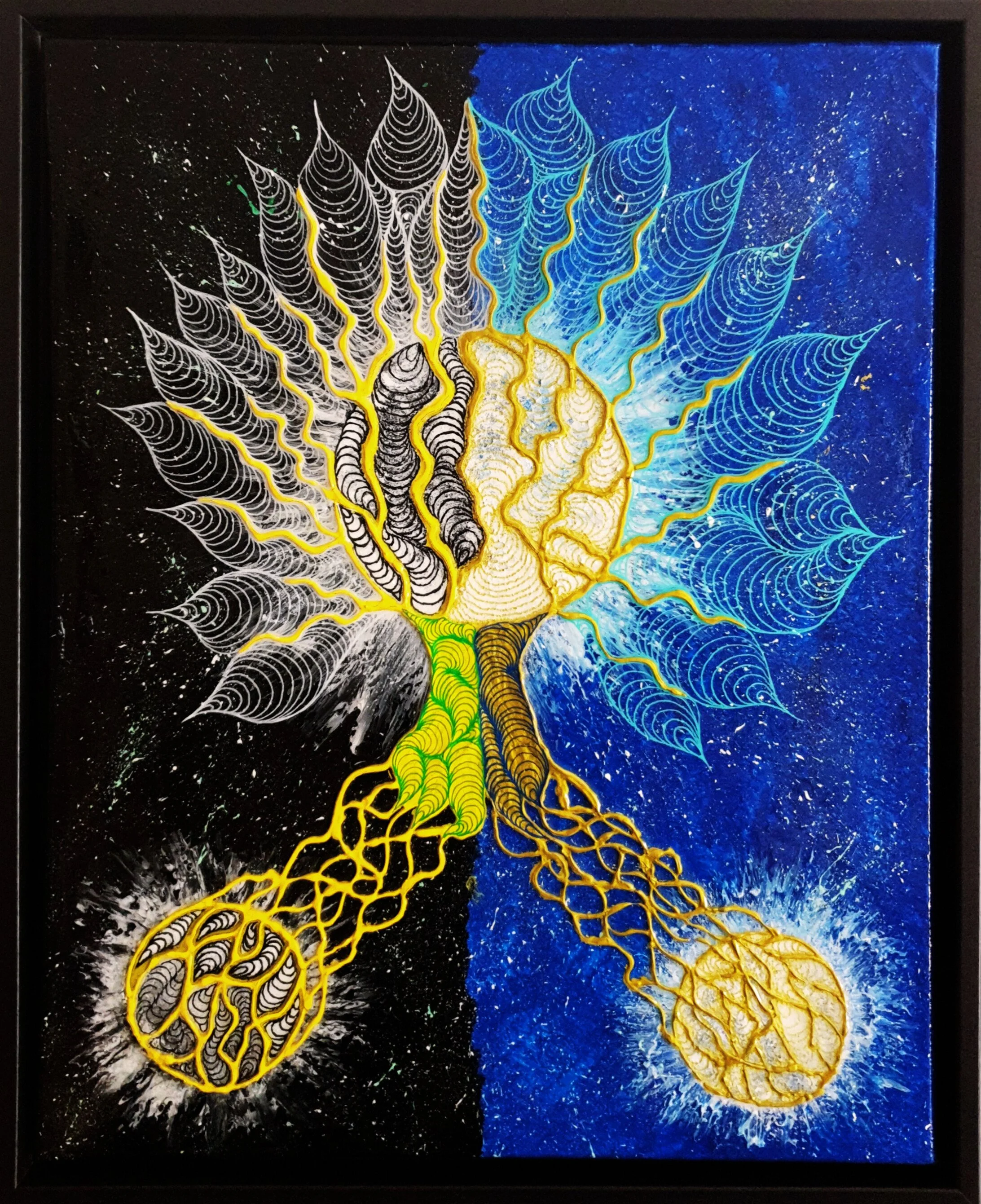 Kunstwerk eines Baumes mit blattähnlichen Strukturen, die an Spinnenweben erinnern, auf schwarzem und bläulichem Hintergrund, mit zwei leuchtenden Kugeln an den Wurzeln, in einem schwarzen Rahmen.