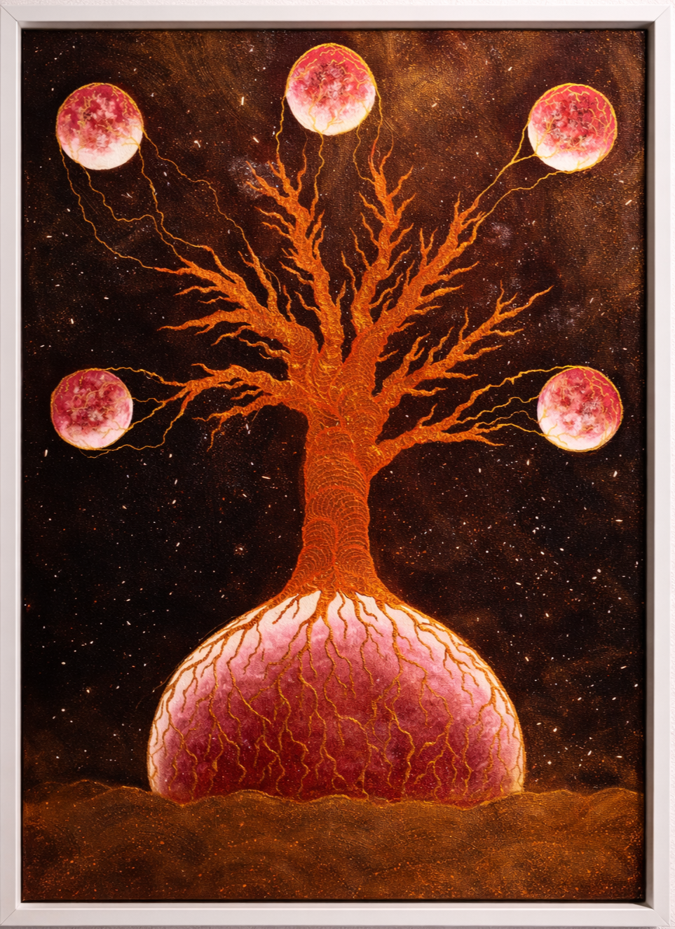Ein Baum mit gewundener, rotbrauner Rinde und sichtbaren Wurzeln, die in eine pinkfarbene, erdähnliche Form eingebettet sind, mit sechs Monden im Himmel, die wie rote Vollmonde aussehen und Blitze zwischen den Ästen schlagen, alles auf einem schwarzen, sternenklaren Hintergrund.