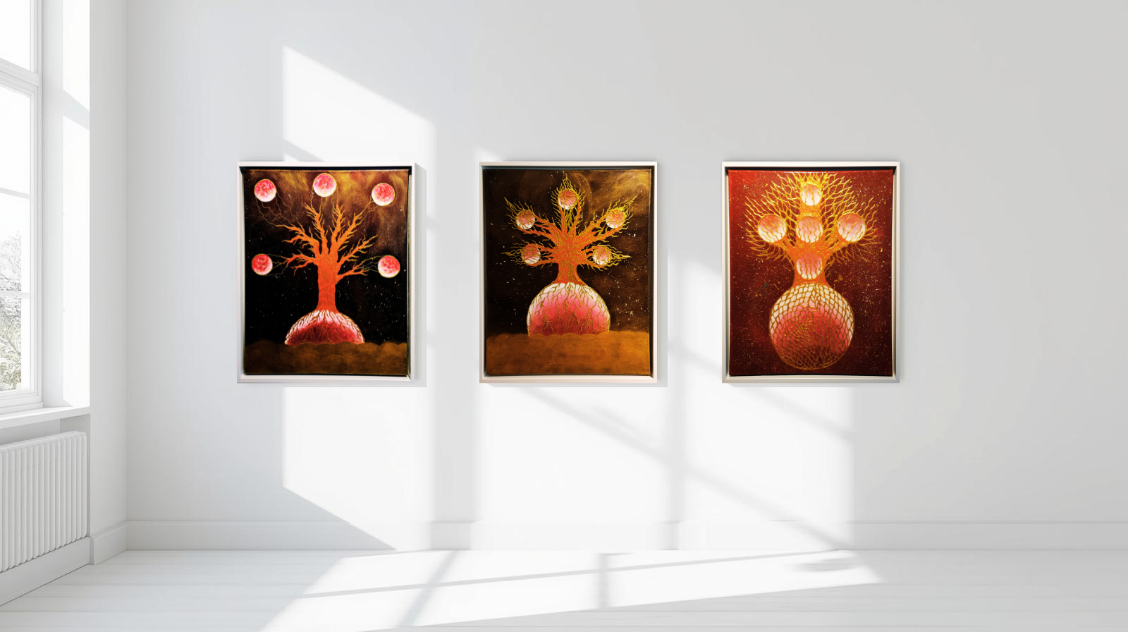 Drei abstrakte Gemälde von Bäumen mit leuchtenden Früchten in einem weißen Kunstraum.