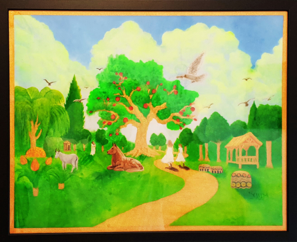 Ein buntes Bild einer idyllischen Landschaft mit einem großen Apfelbaum, Pferd, Eule, Hasen, Vögeln, einer Hütte, einem Zaun, einem Wagen und Bäumen im Hintergrund.