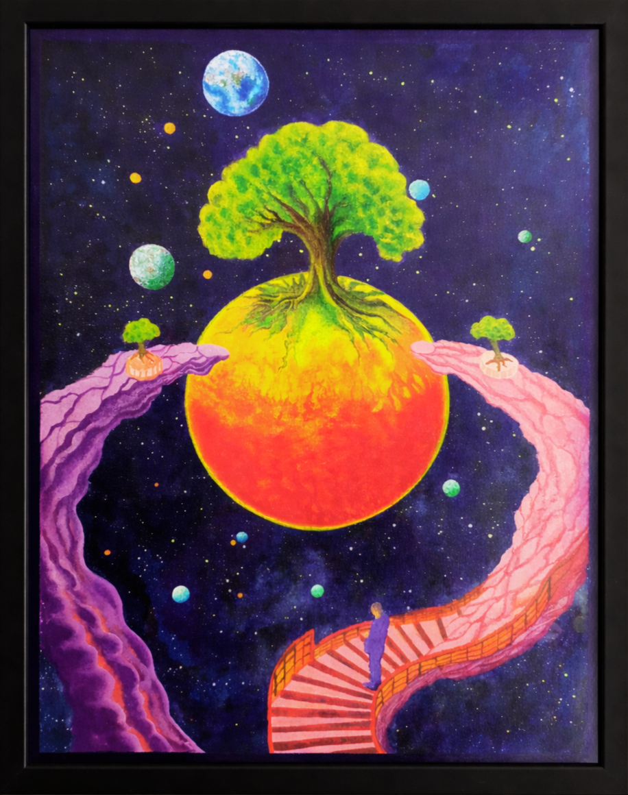 Ein surrealistisches Gemälde zeigt einen großen Baum, der auf einer roten orangefarbenen Welt wächst. Es gibt zwei Brücken, die zu kleinen Bäumen auf unterschiedlichen Wolken führen. Der Hintergrund ist das Weltall mit Sternen und Planeten, darunter die Erde, Neptun und andere Planeten. Ein Mensch steht auf einer Brücke und blickt auf den Baum.