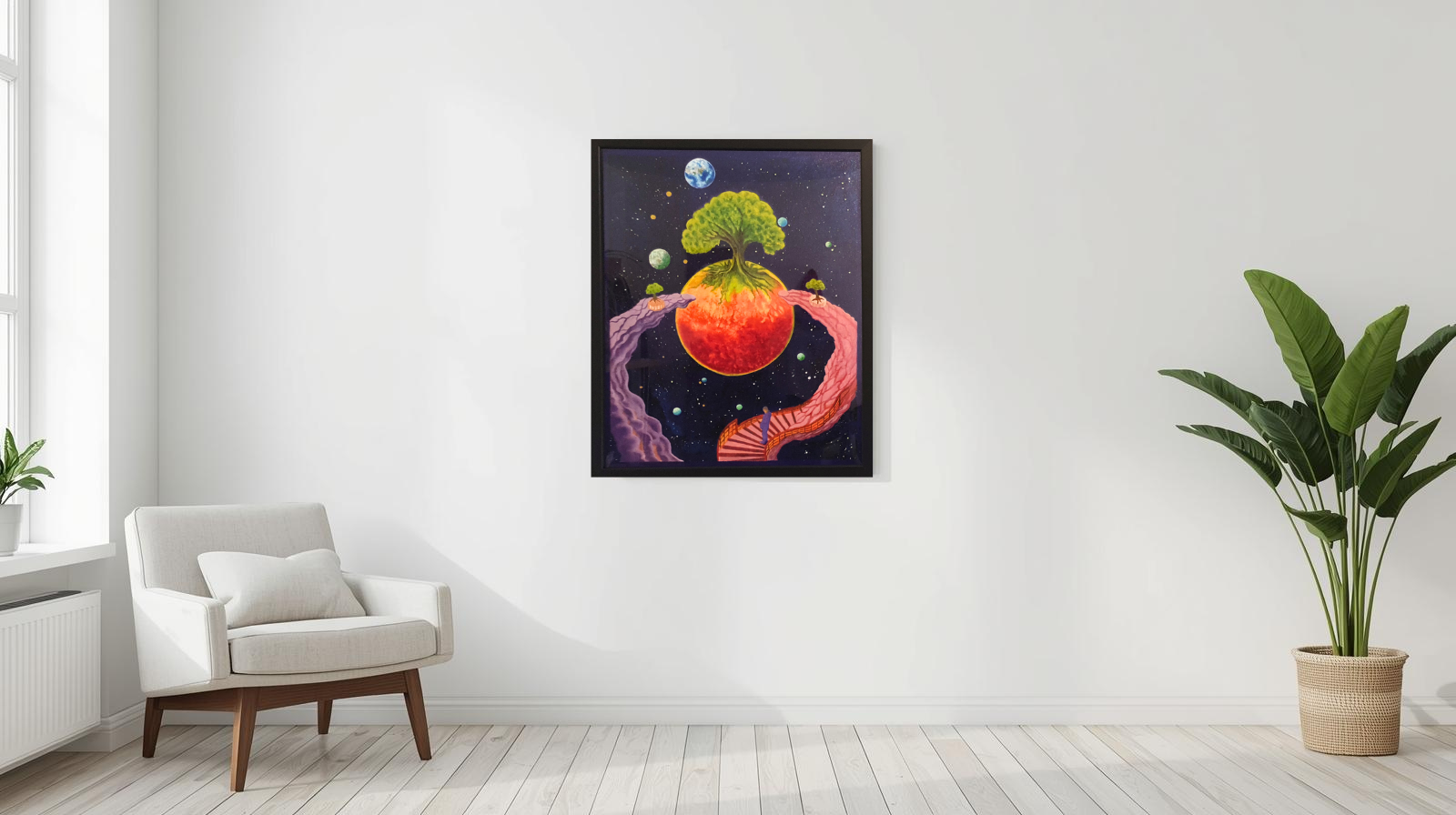 Moderner Raum mit weißer Wand, einer weißen Couch mit einem Kissen, einem großen grünen Pflanzen in einem Korb und einem farbenfrohen Kunstwerk auf der Wand.