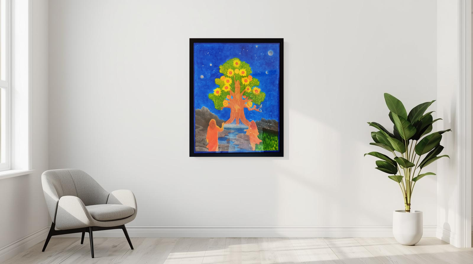Ein weißer Raum mit einem modernen Sessel, einem großen grünen Pflanzen in einer weißen Vase und einem farbenfrohen Kunstwerk an der Wand, das einen Baum mit einer blauen Nachthimmel-Szene zeigt.