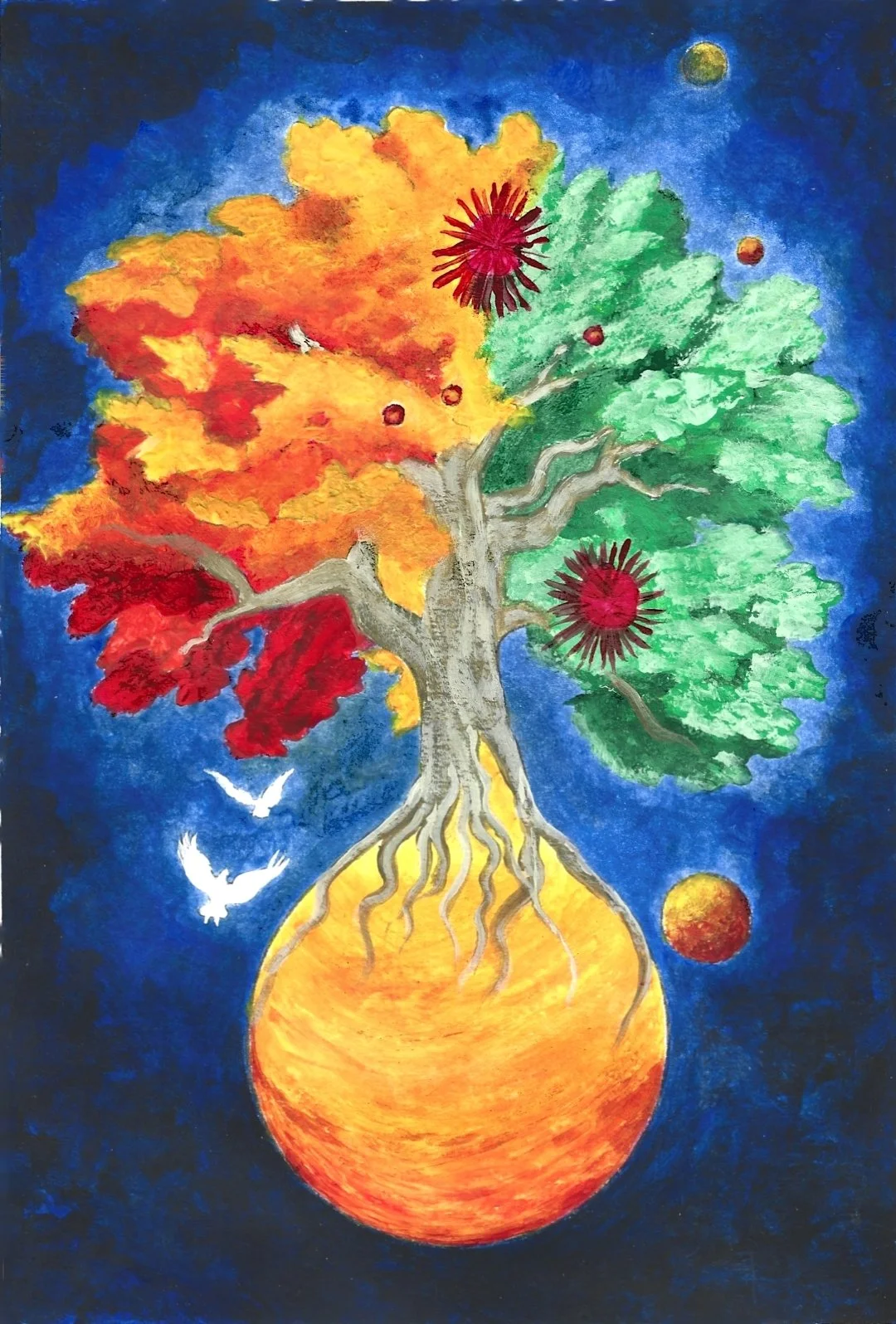 Ein Baum, der in der Mitte geteilt ist: links mit bunten, herbstlichen Blättern in Rot, Orange und Gelb, rechts mit grünen Blättern. Der Baum wächst aus einer großen, runden, orange-gelben Basis. Im Hintergrund ein dunkler blauer Himmel mit Planeten, einem Mond und weißen Vögeln.