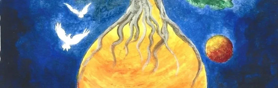 Ein Baum mit Wurzeln, die in eine leuchtende, orangefarbene Kugel ragen, umgeben von einem blauen Himmel mit weißen Vögeln, einem roten Planeten und einer grünen Landmasse.