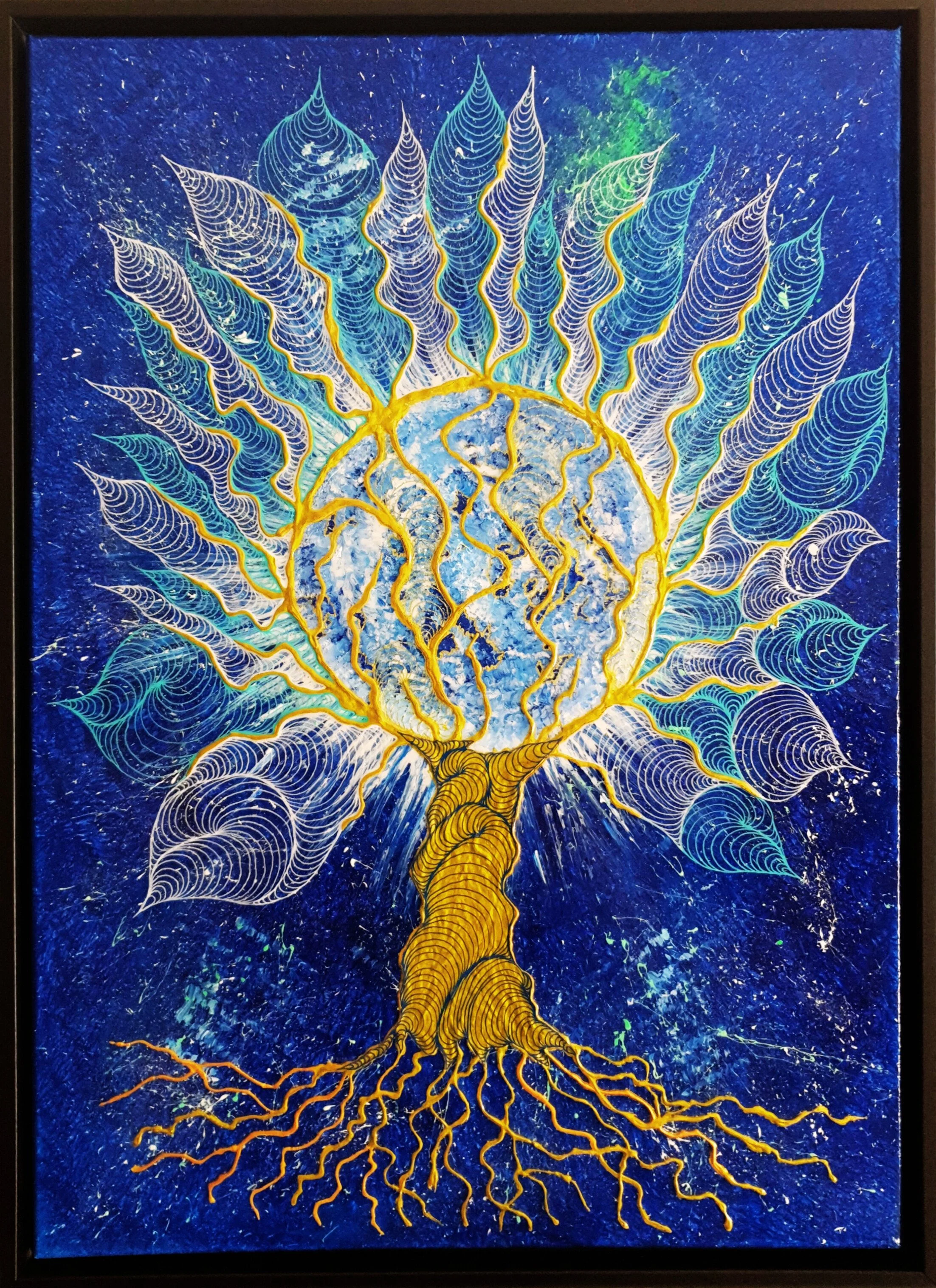 Ein künstlerisches Gemälde eines Baumes mit goldenen Wurzeln, blauen Blattformen mit weißen Linien und einem blauen, erdähnlichen Mittelpunkt auf einem dunklen, nässchenblauen Hintergrund.