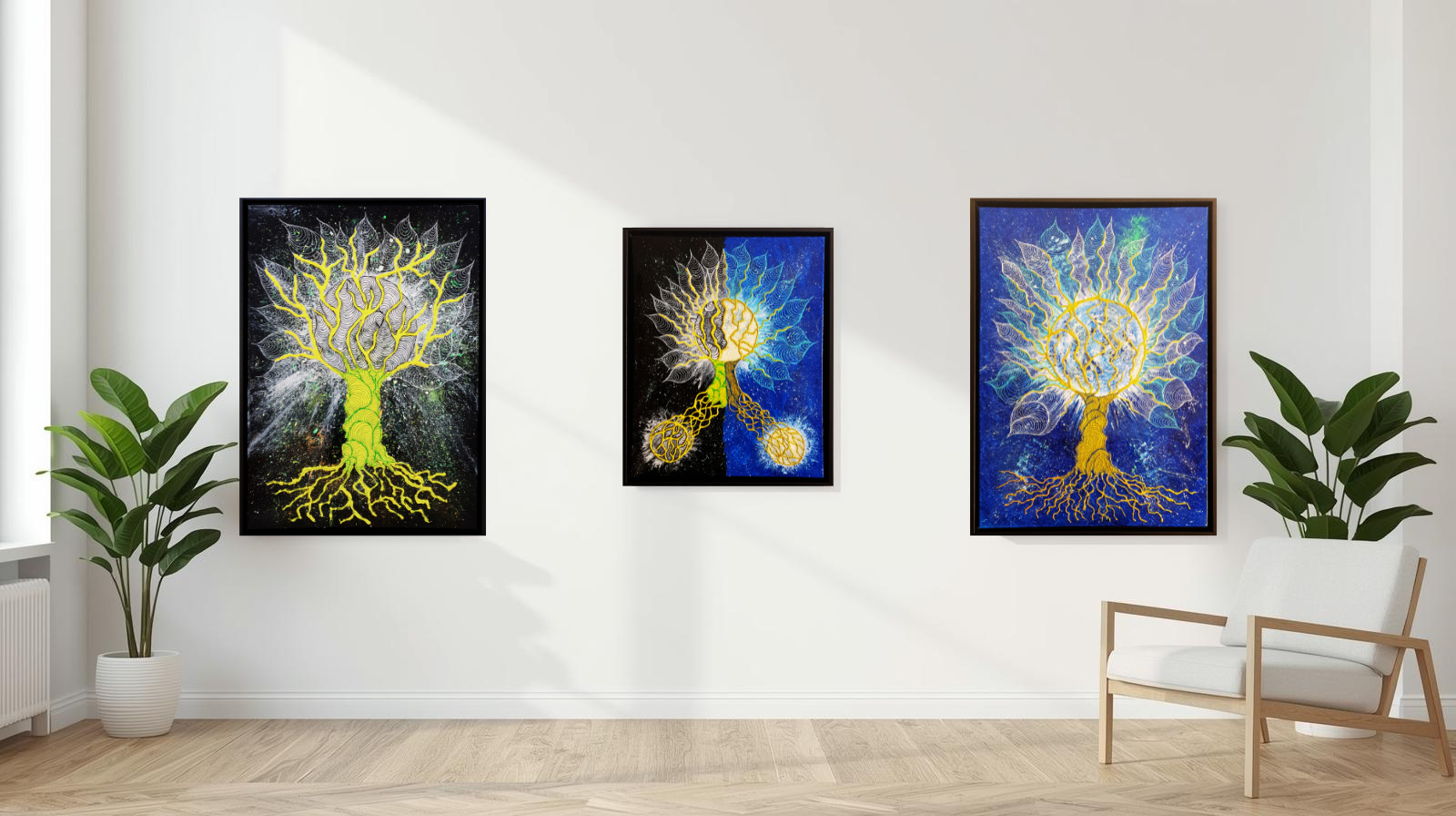 Drei Gemälde mit leuchtenden Baum- und Netzmustern in einer Galerie, flankiert von zwei großen Zimmerpflanzen und einem weißen Sessel.