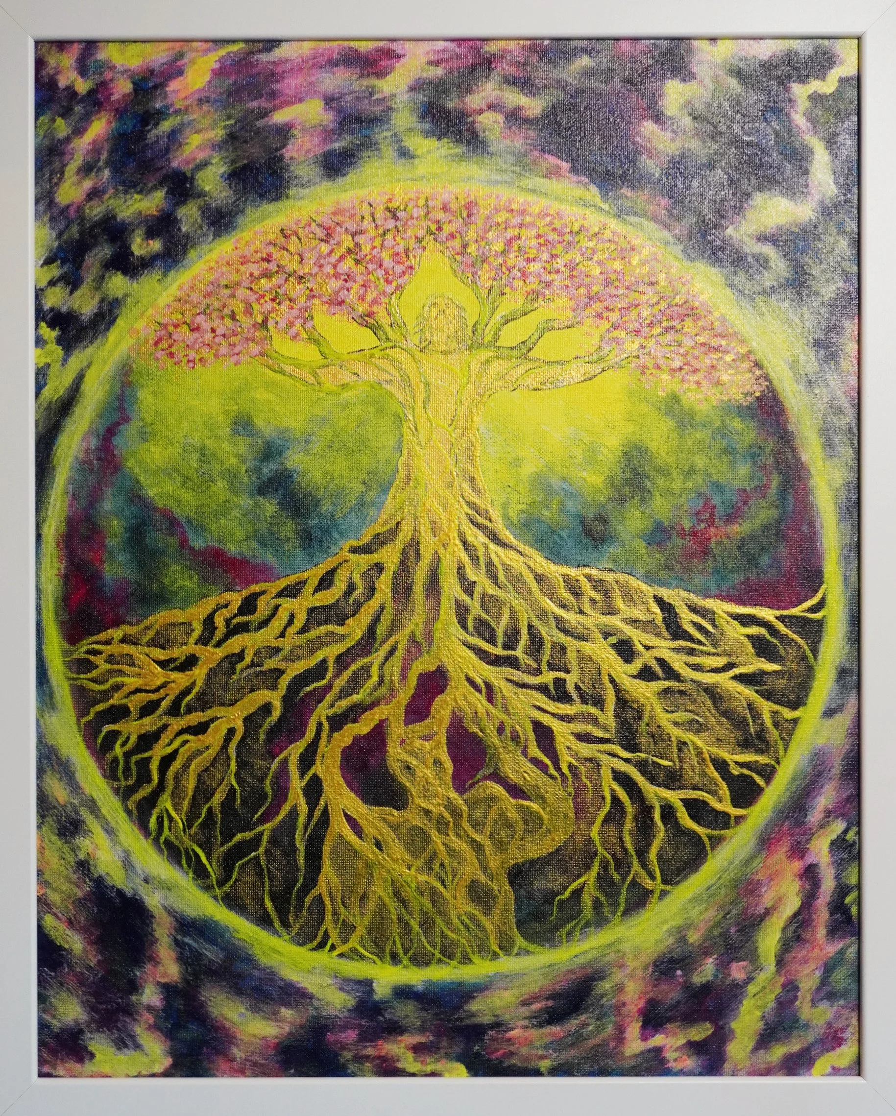 Ein surrealistisches Gemälde zeigt einen großen Baum, der auf einer roten orangefarbenen Welt wächst. Es gibt zwei Brücken, die zu kleinen Bäumen auf unterschiedlichen Wolken führen. Der Hintergrund ist das Weltall mit Sternen und Planeten, darunter die Erde, Neptun und andere Planeten. Ein Mensch steht auf einer Brücke und blickt auf den Baum.