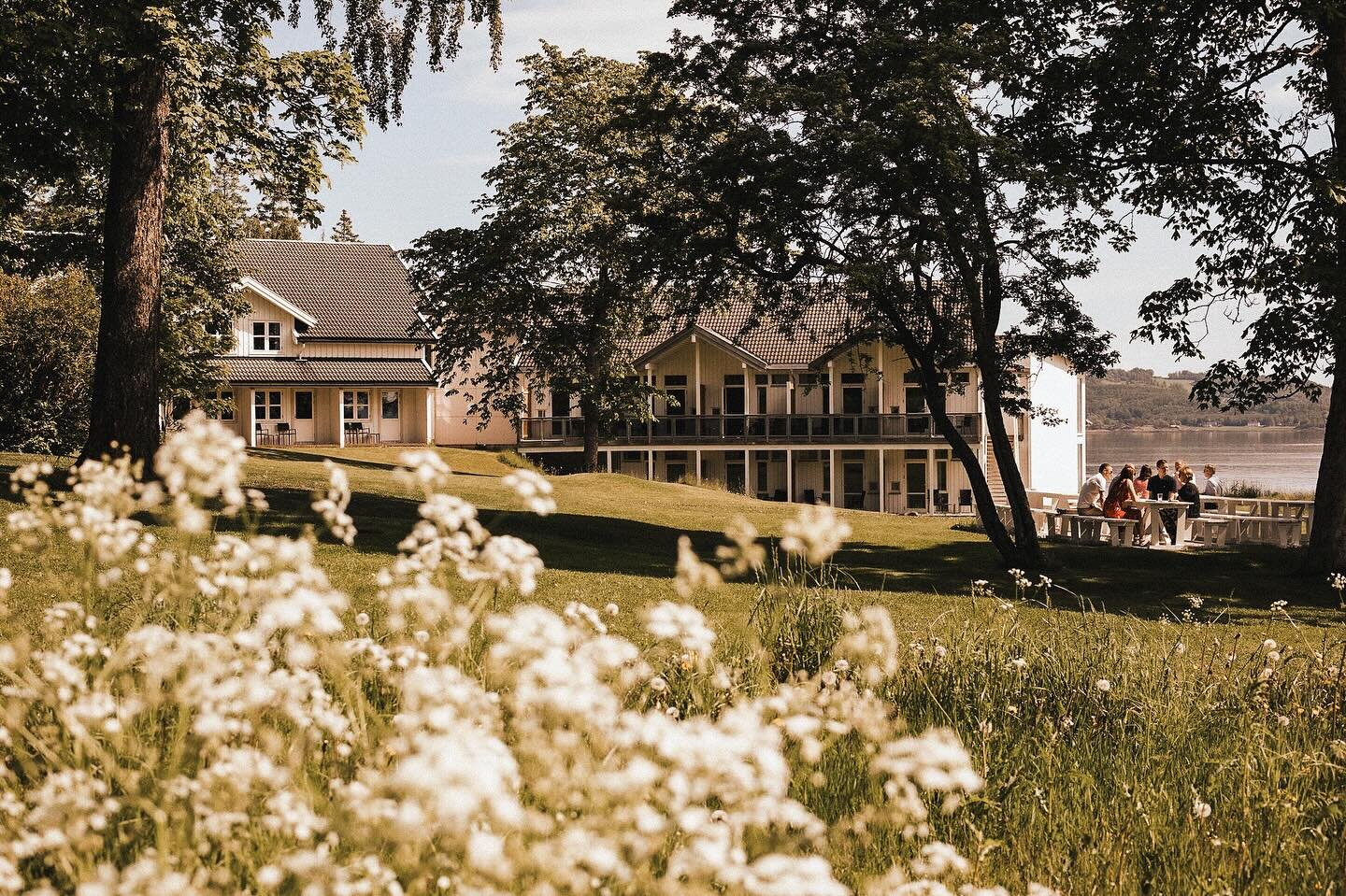 17. mai feiring p&aring; Jegtvolden Fjordhotell 🇳🇴
Endelig er p&aring;sken her, og like etter f&oslash;lger en av de beste dagene i &aring;ret! Vi pynter opp v&aring;r splitter nye restaurant og duker for en storsl&aring;tt 17.mai feiring!

Book et