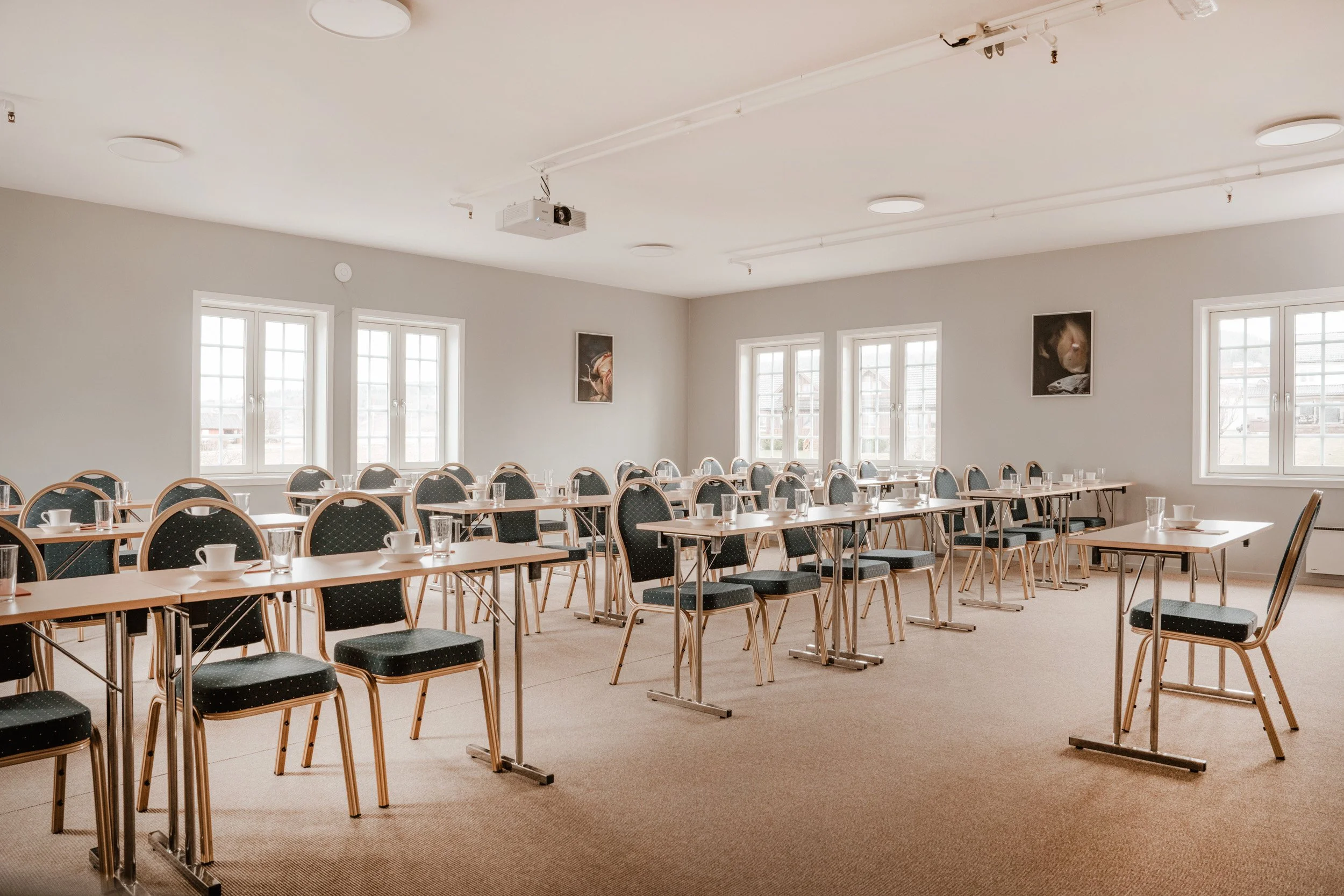 Straumen er vår største konferansesal med utgang til eget pausearel, ligger i vår 2 etasje.