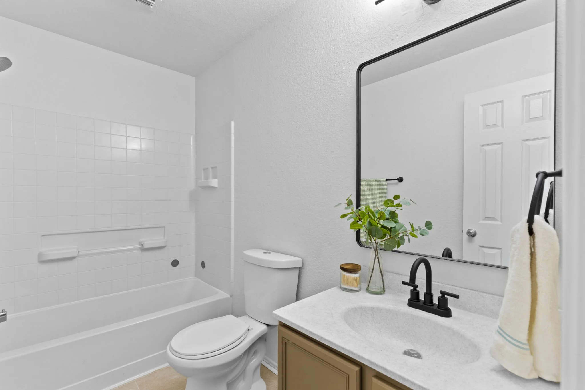 20 Bathroom.jpg