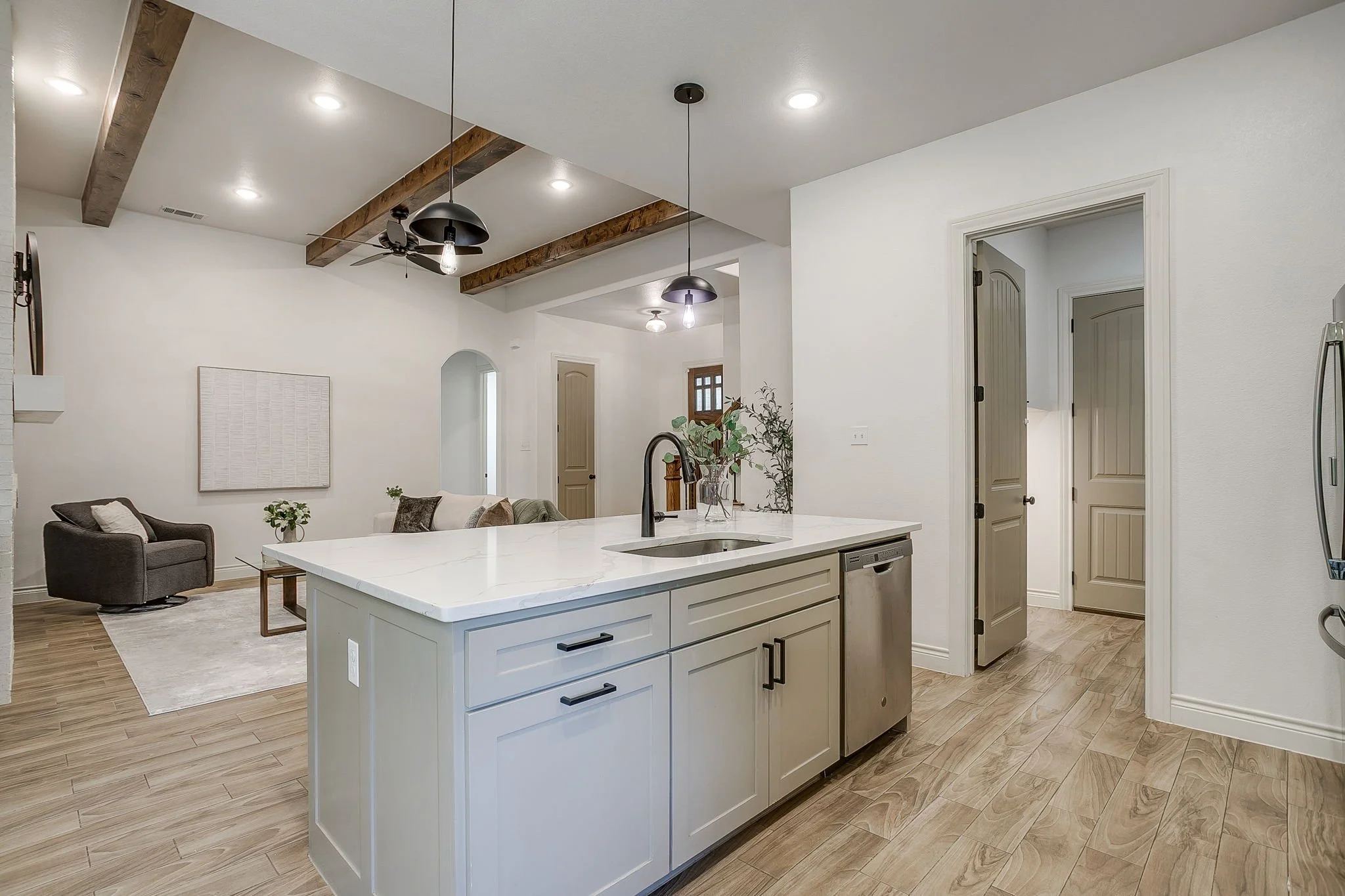 512 Isbell Rd (16 of 40).jpg