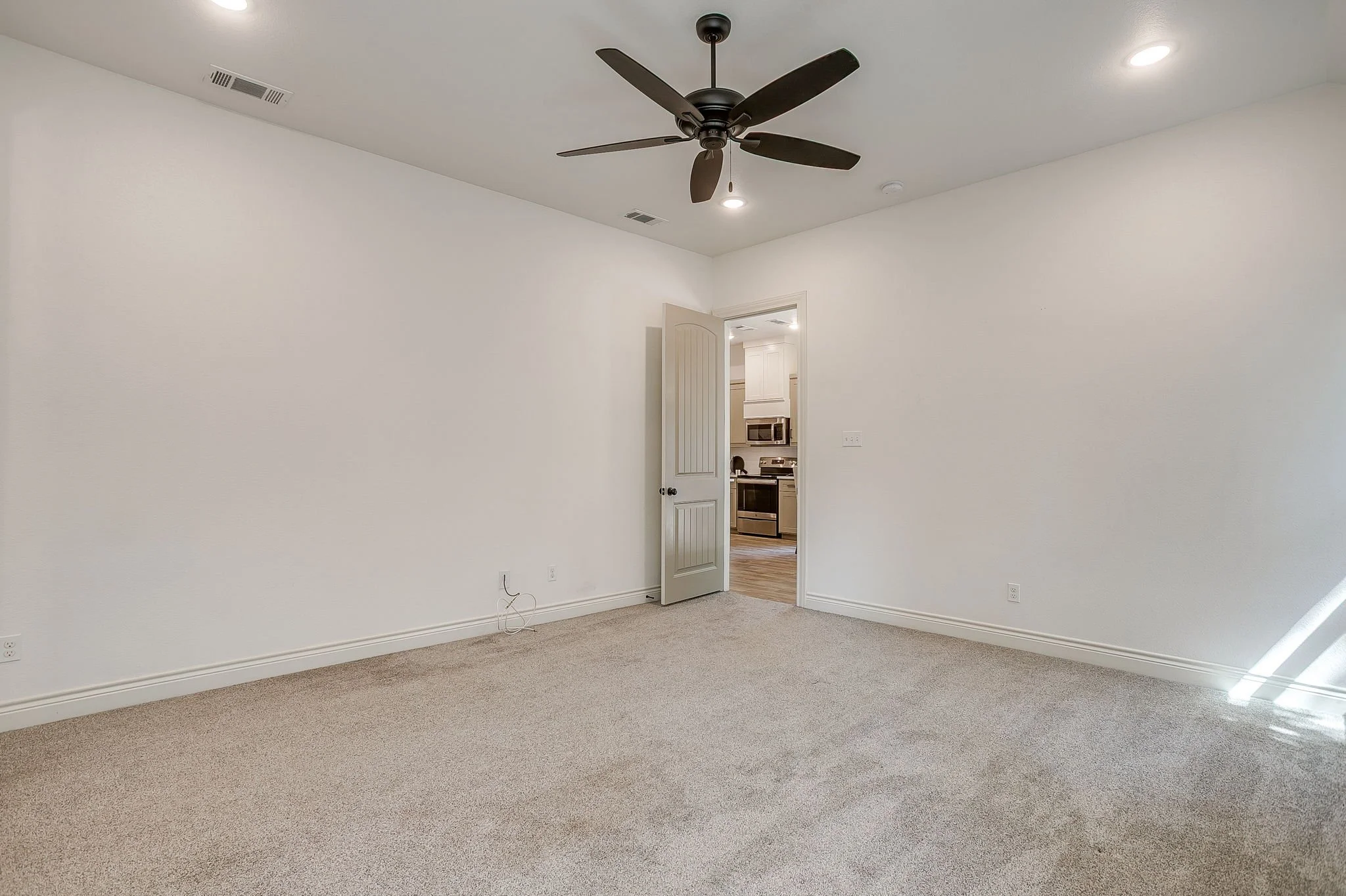 512 Isbell Rd (23 of 40).jpg