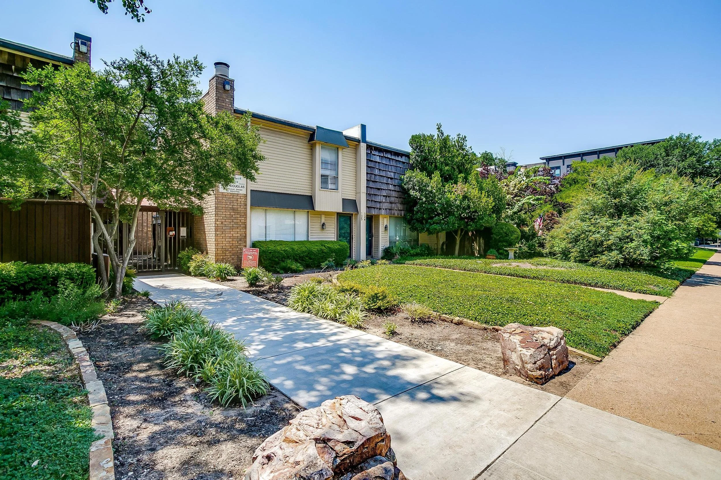 2710 Douglas Ave Ex (2 of 3).jpg