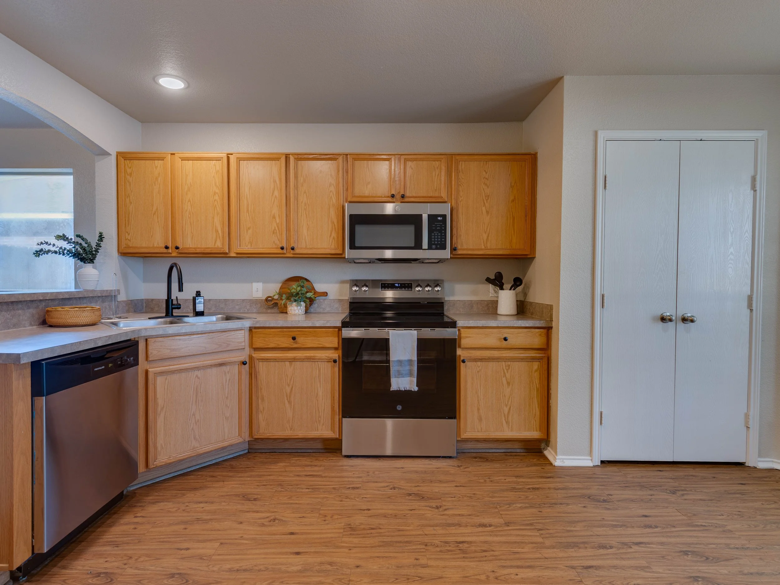 006 Kitchen.jpg