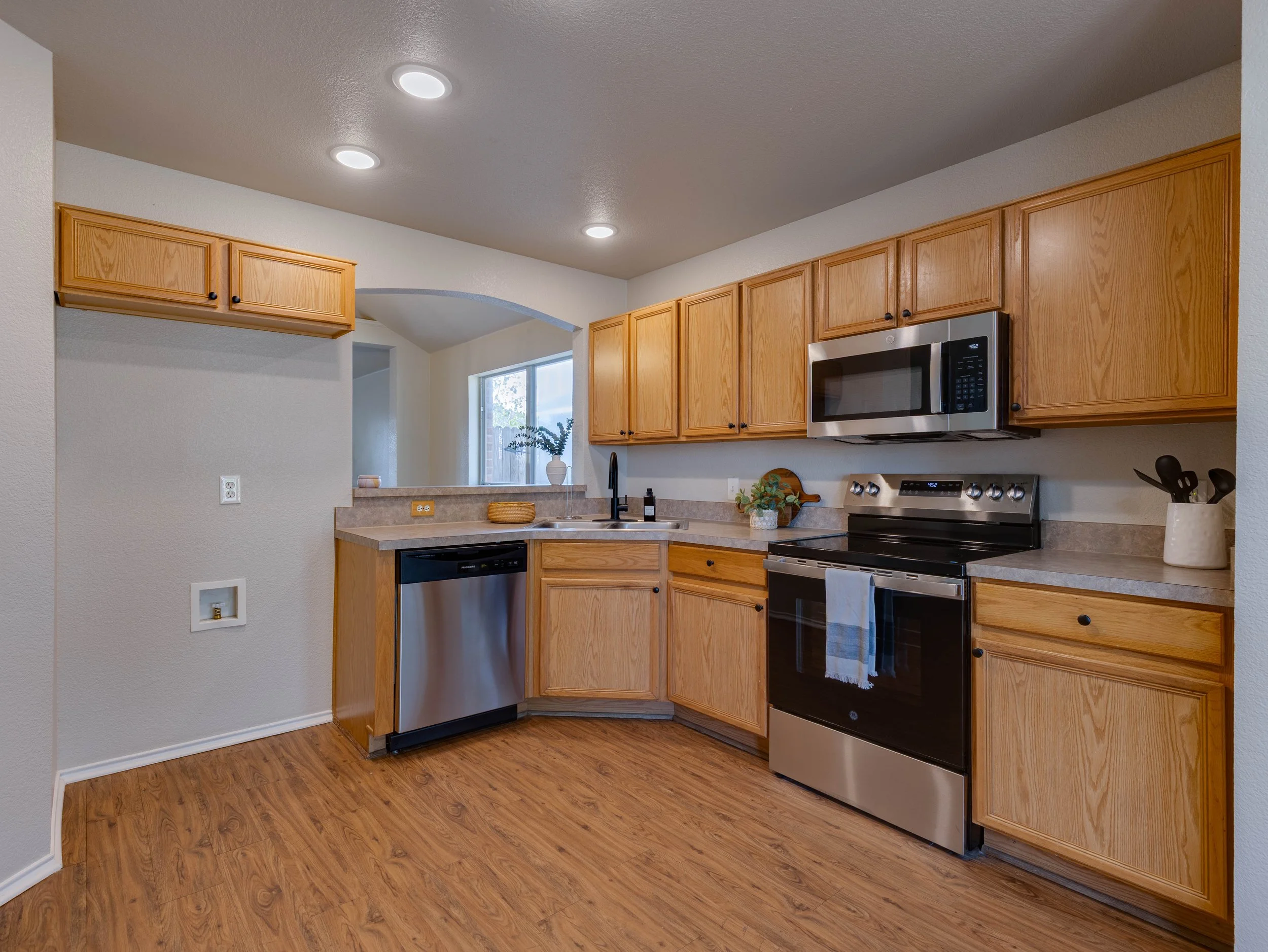 008 Kitchen.jpg