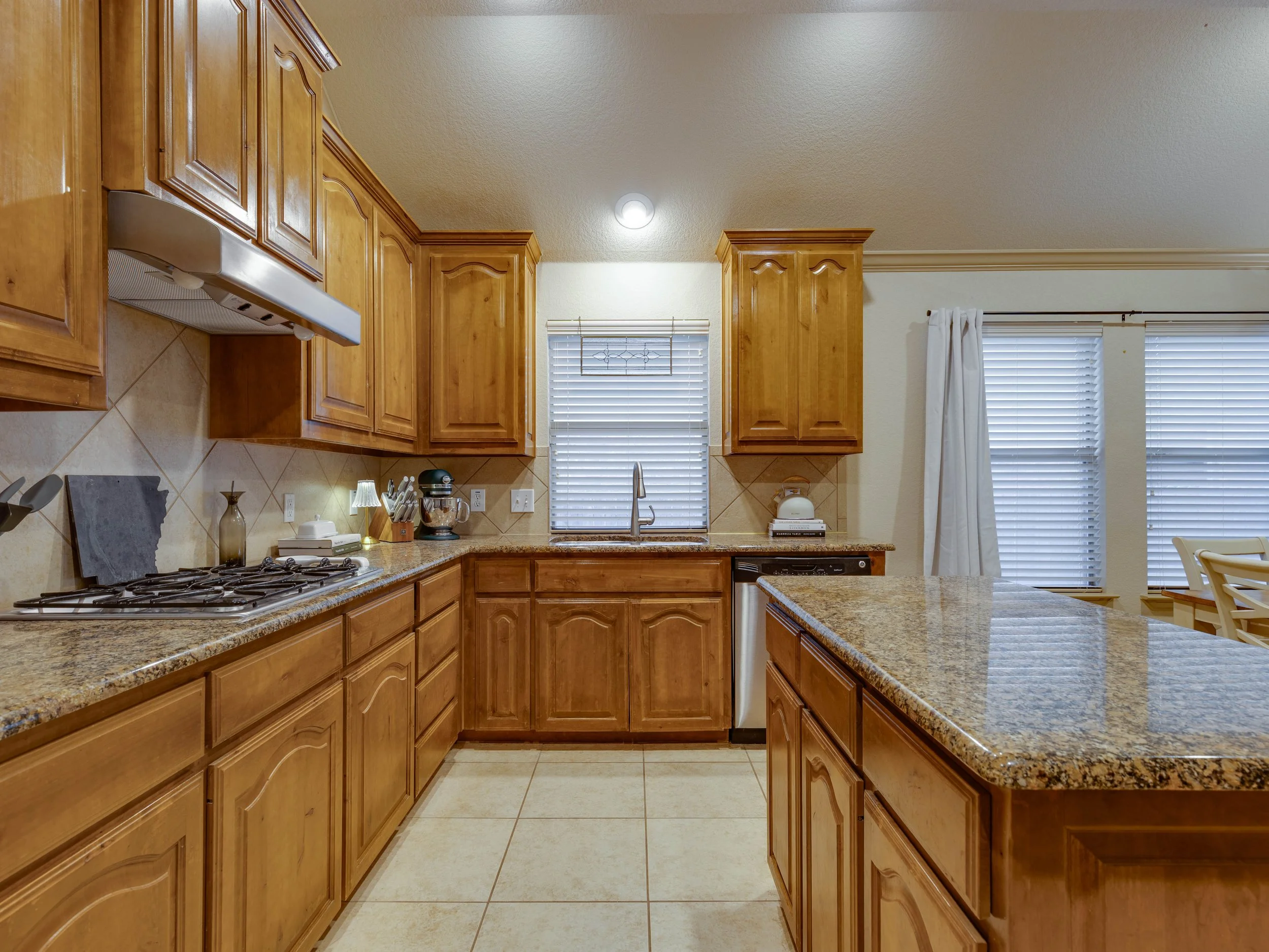 016 Kitchen.jpg