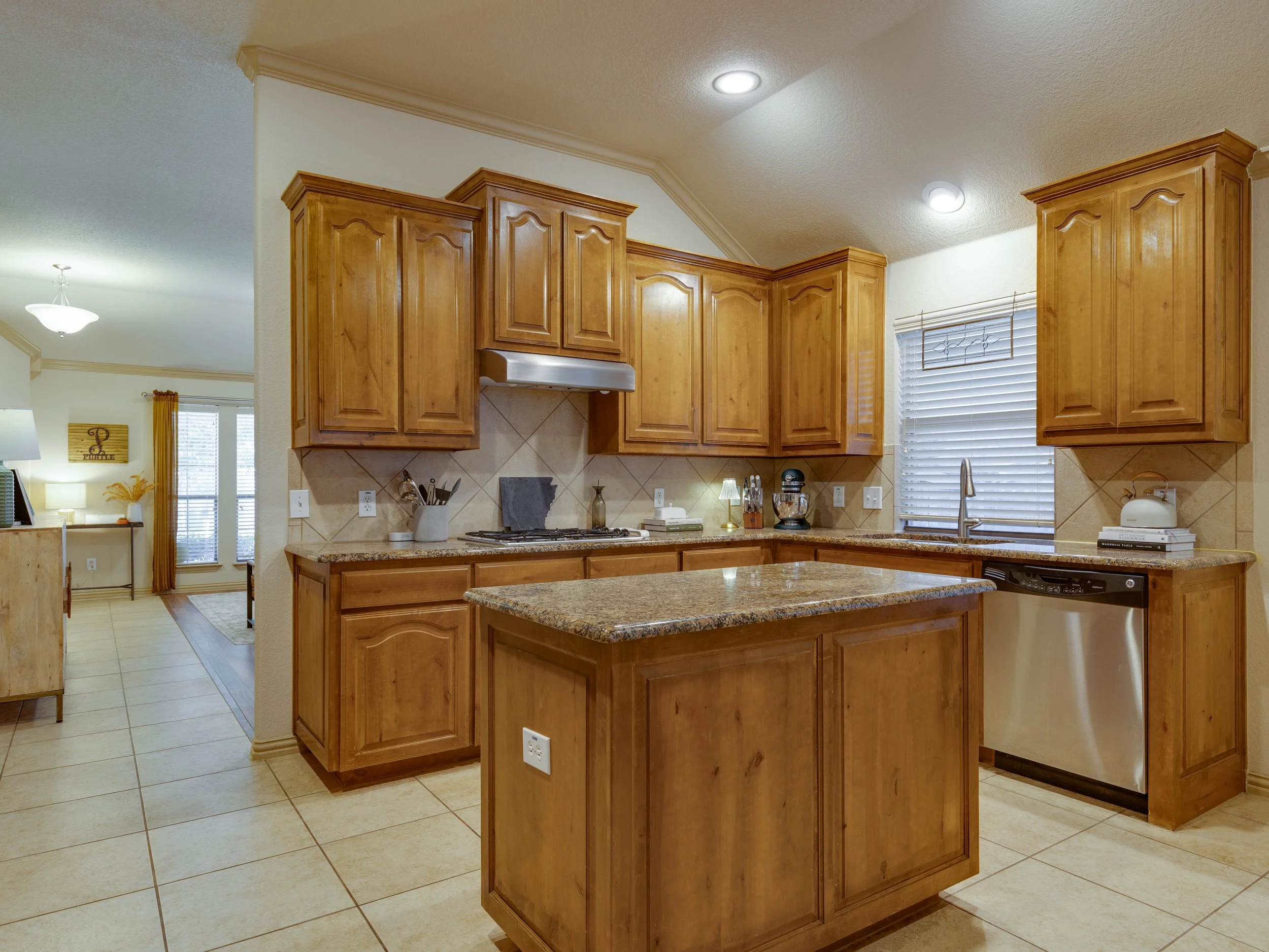017 Kitchen.jpg