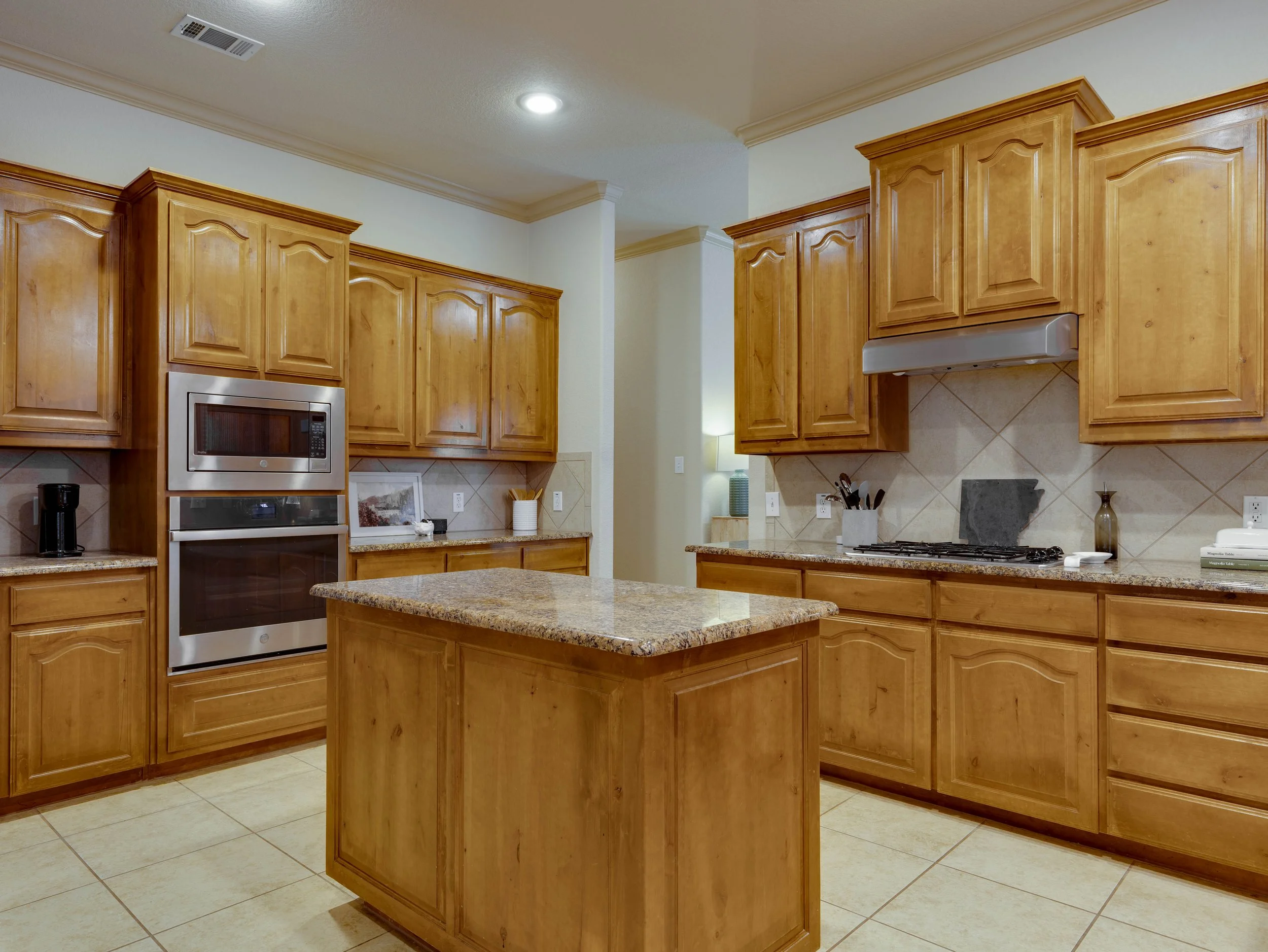 018 Kitchen.jpg