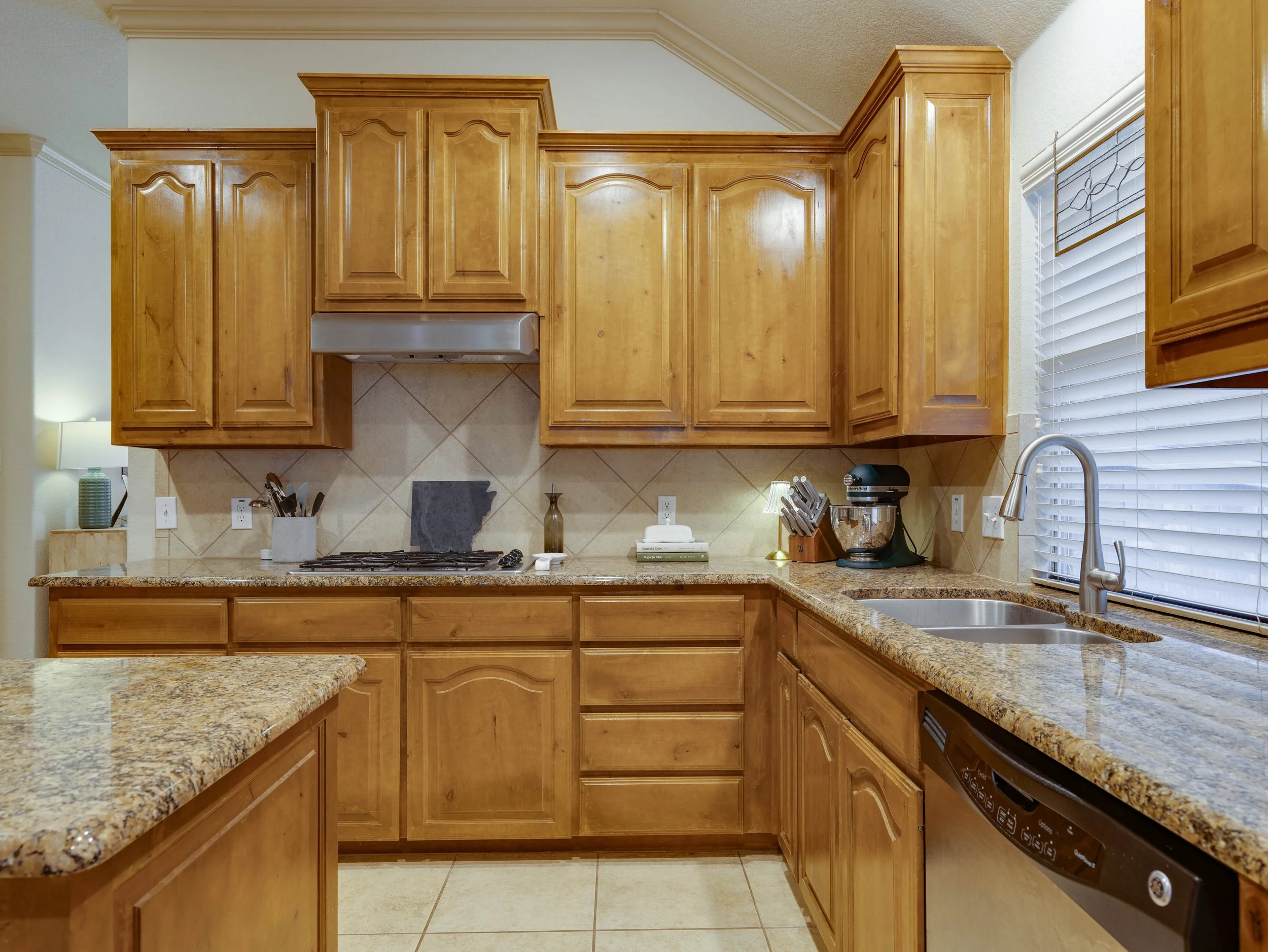 019 Kitchen.jpg