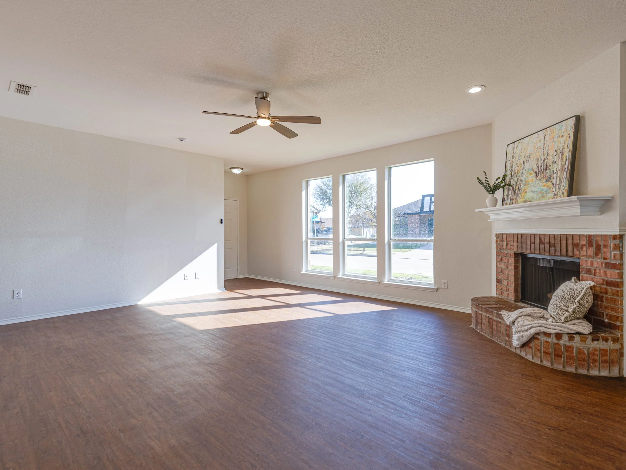 007 Living Room - 8701 Gaines.jpg