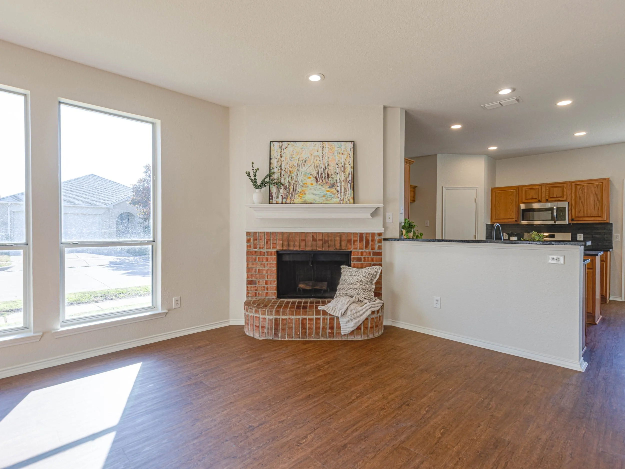 008 Living Room - 8701 Gaines.jpg