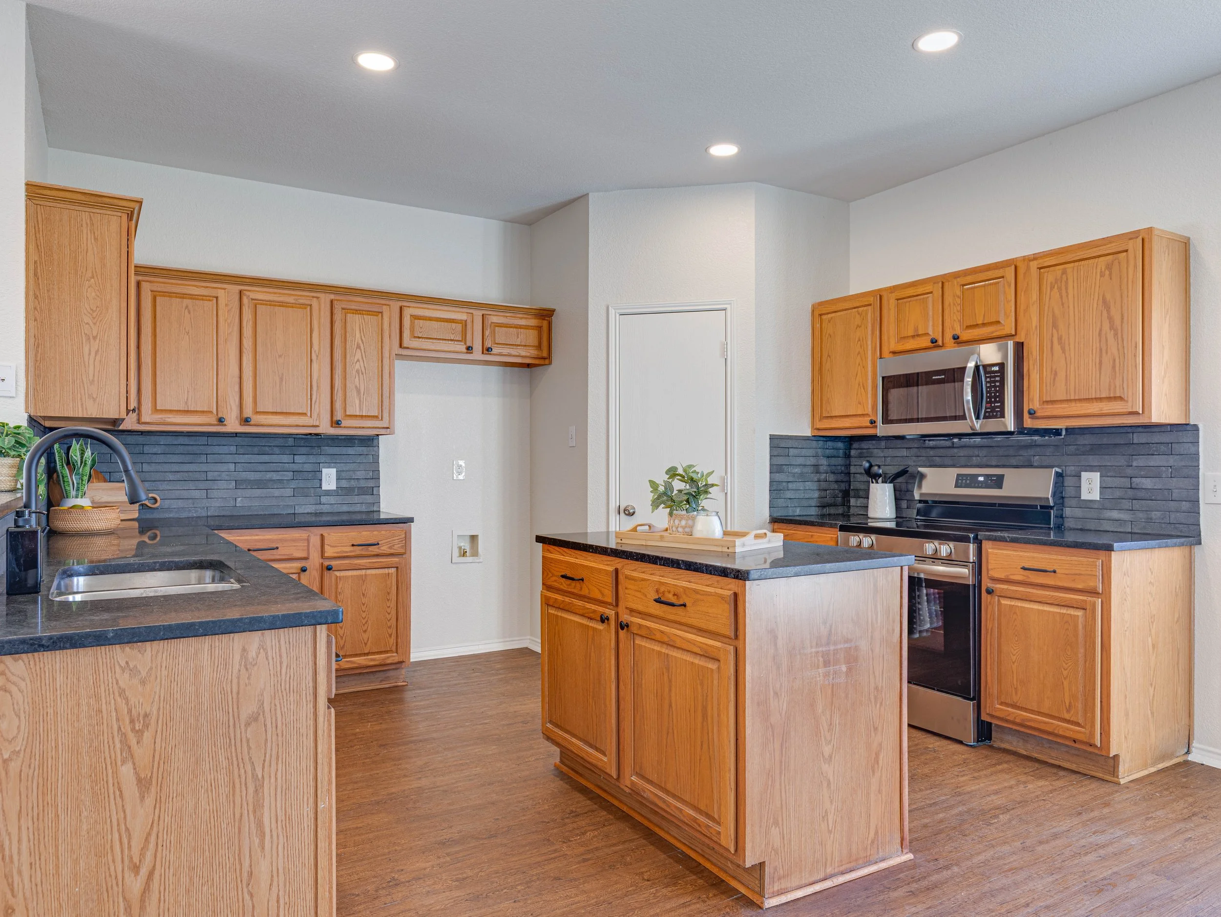 009 Kitchen - 8701 Gaines.jpg