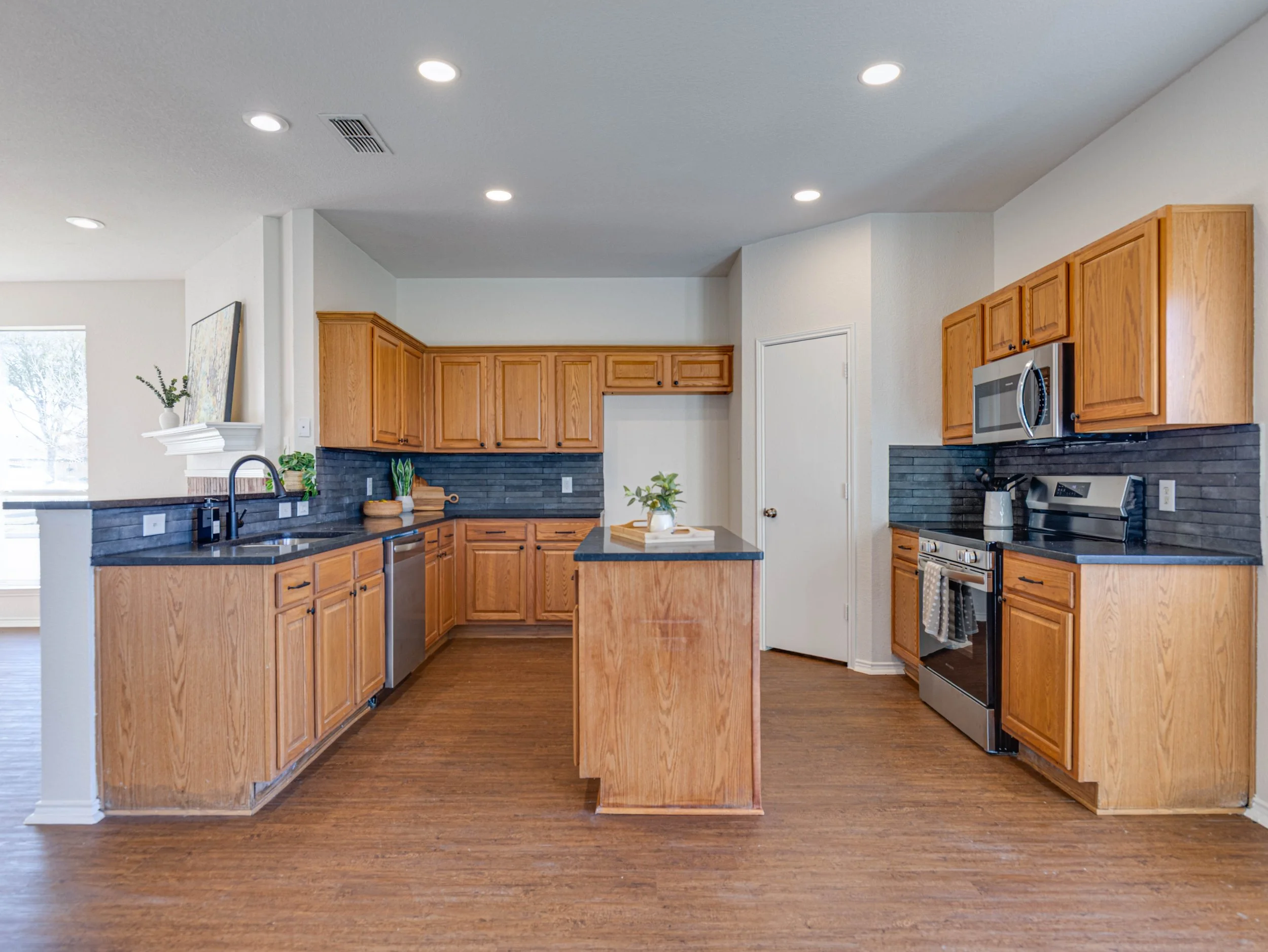 010 Kitchen - 8701 Gaines.jpg