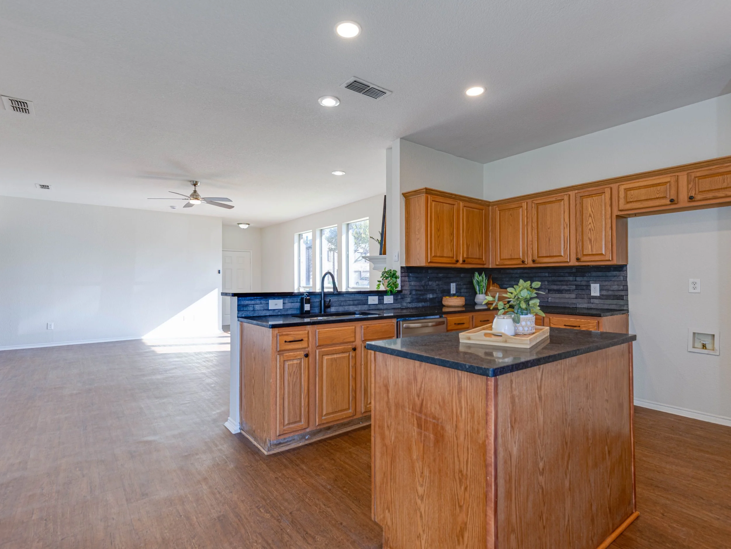 011 Kitchen - 8701 Gaines.jpg