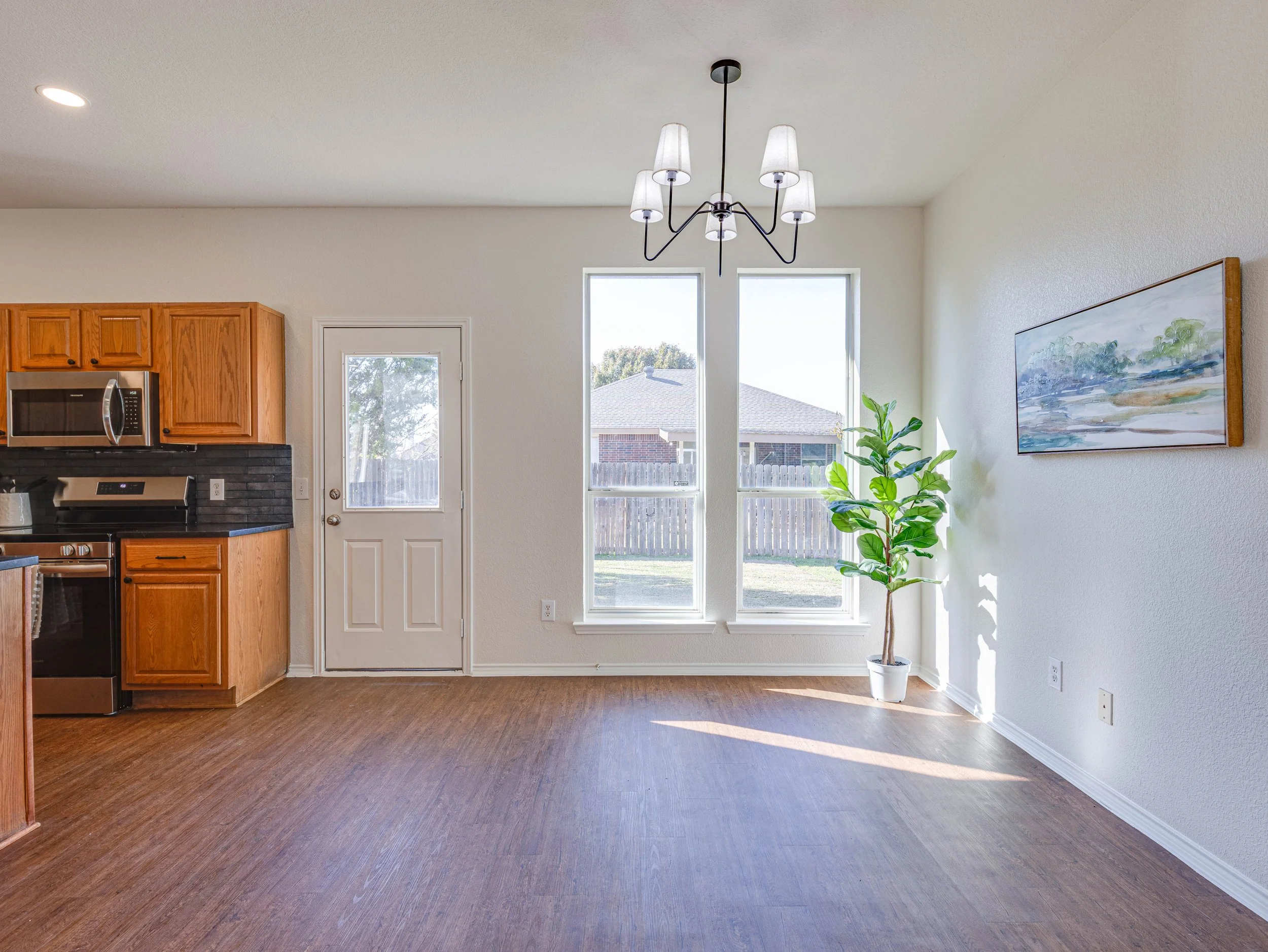 017 Dining Room - 8701 Gaines.jpg