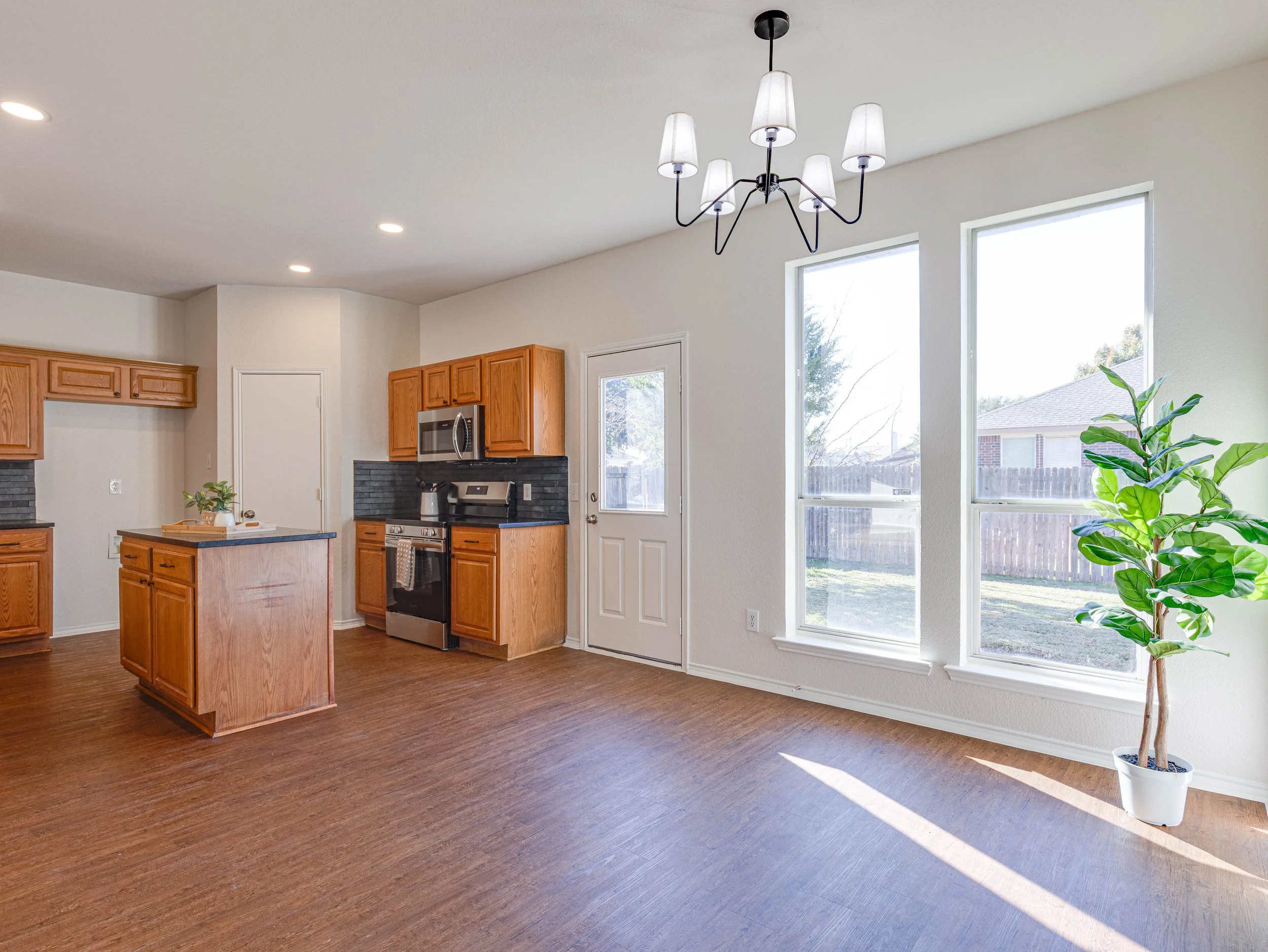 018 Dining Room - 8701 Gaines.jpg