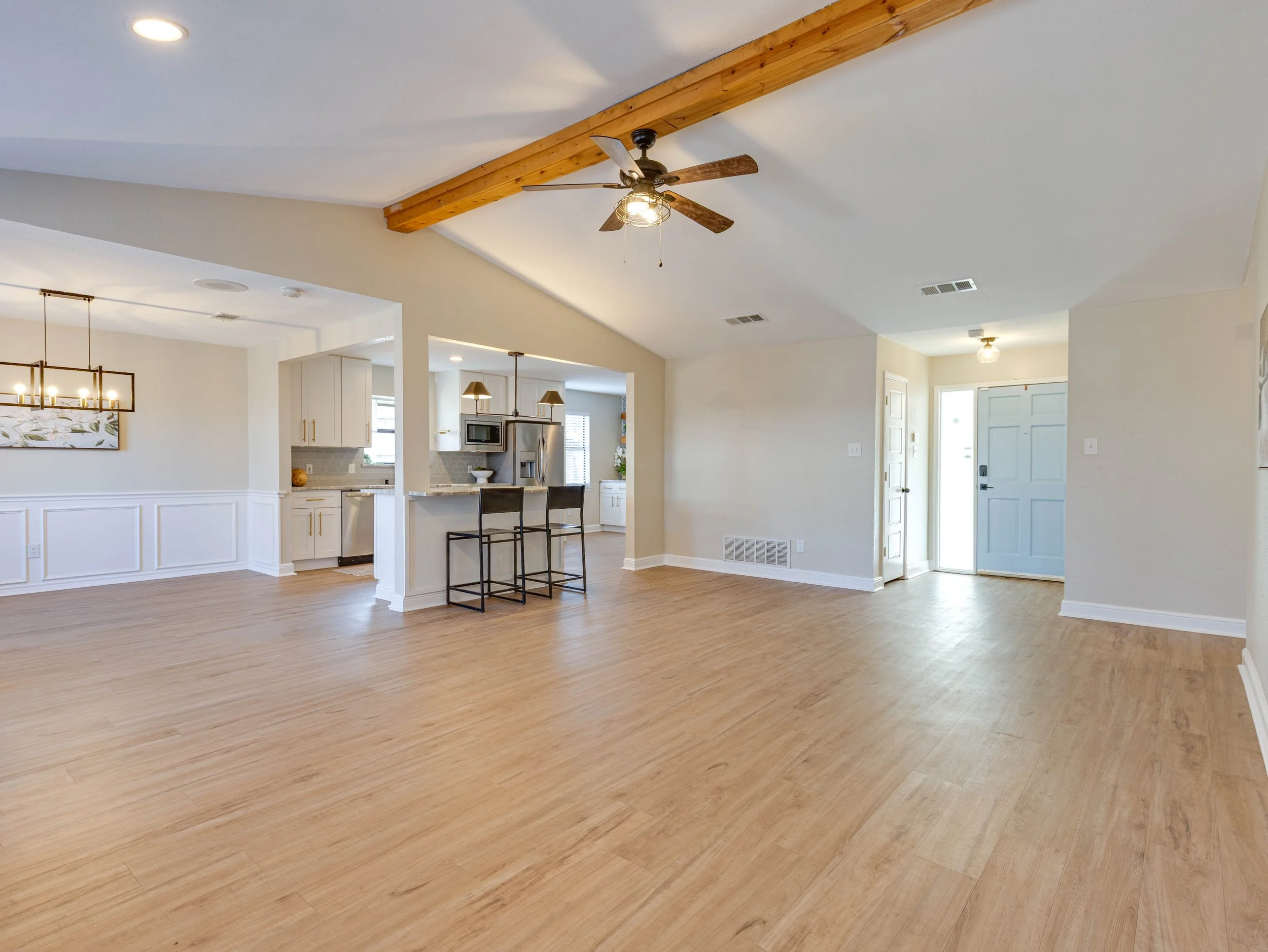 009 Living Room - 6705 Parkwood.jpg