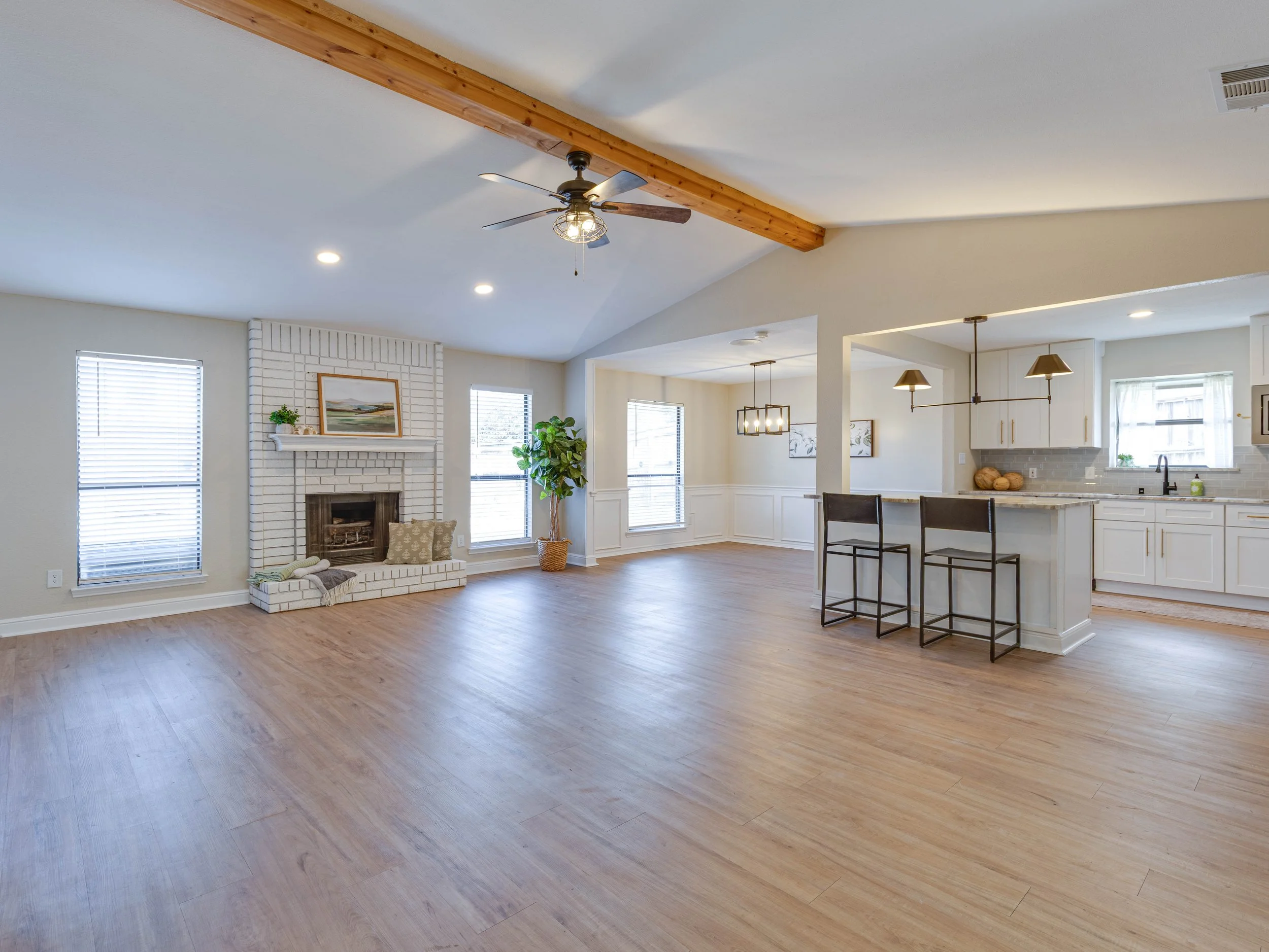 011 Living Room - 6705 Parkwood.jpg