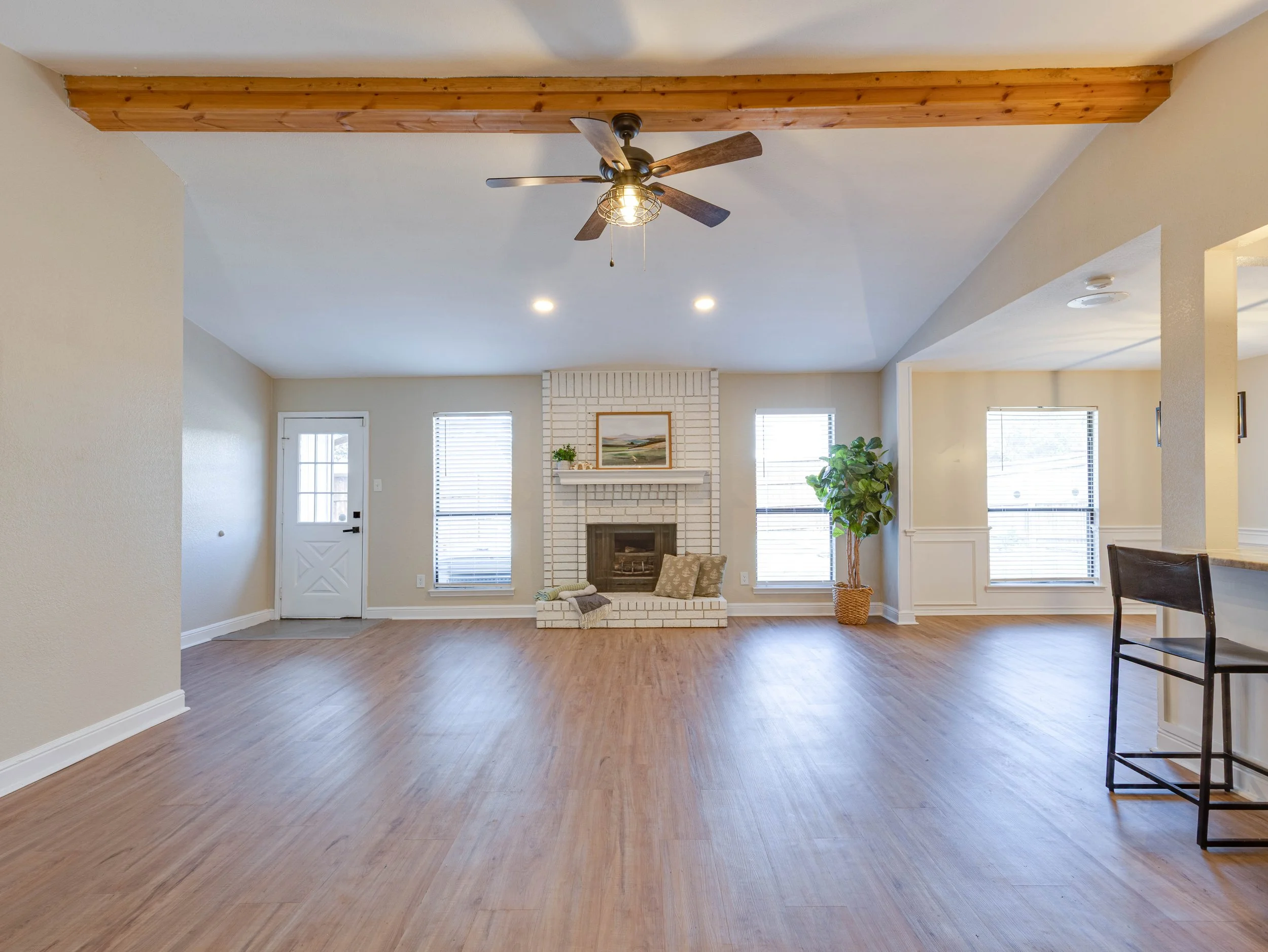 012 Living Room - 6705 Parkwood.jpg