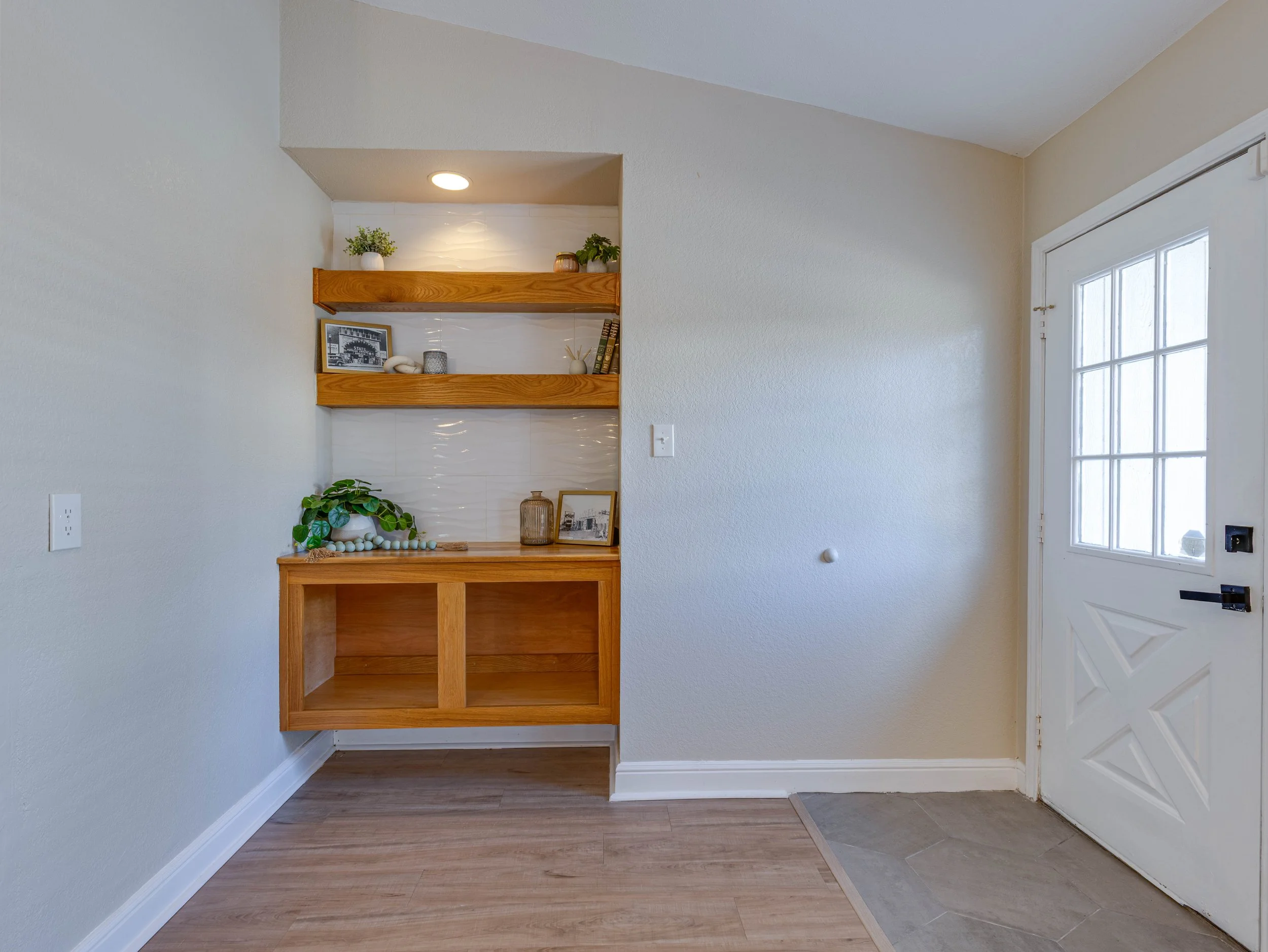 016 Living Room - 6705 Parkwood.jpg