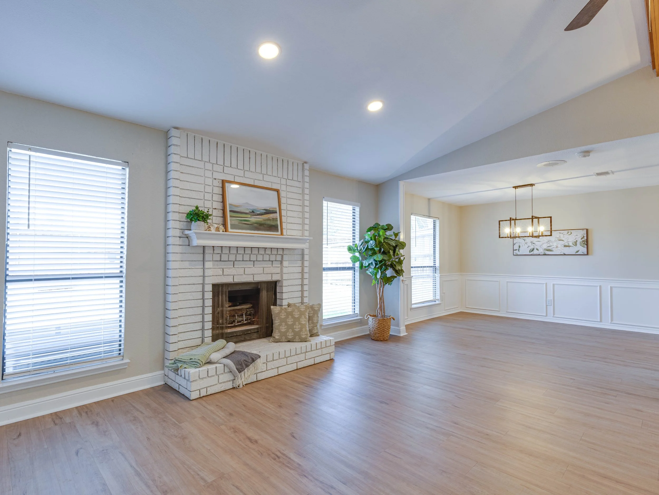 017 Living Room - 6705 Parkwood.jpg