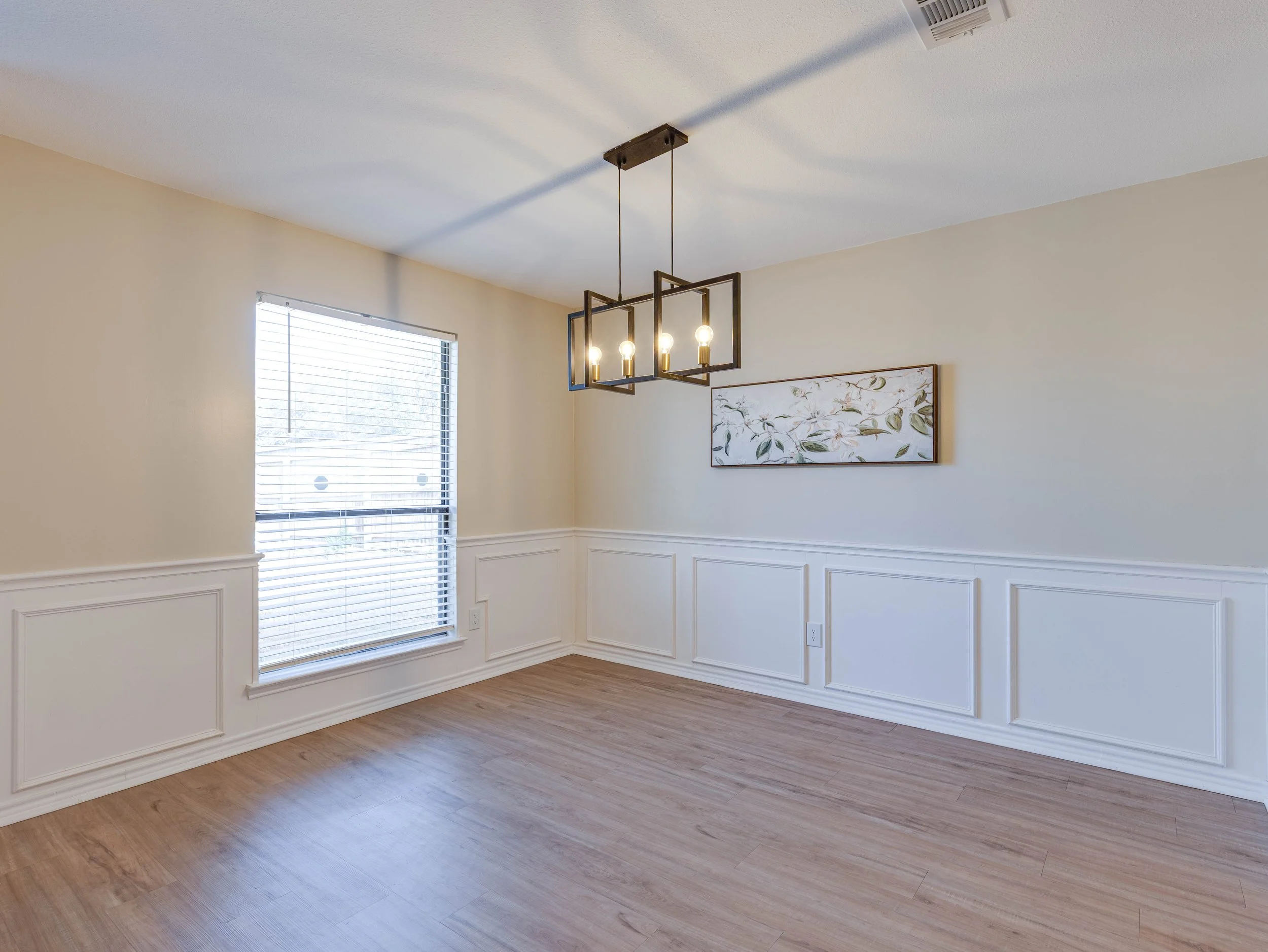 019 Dining Room - 6705 Parkwood.jpg