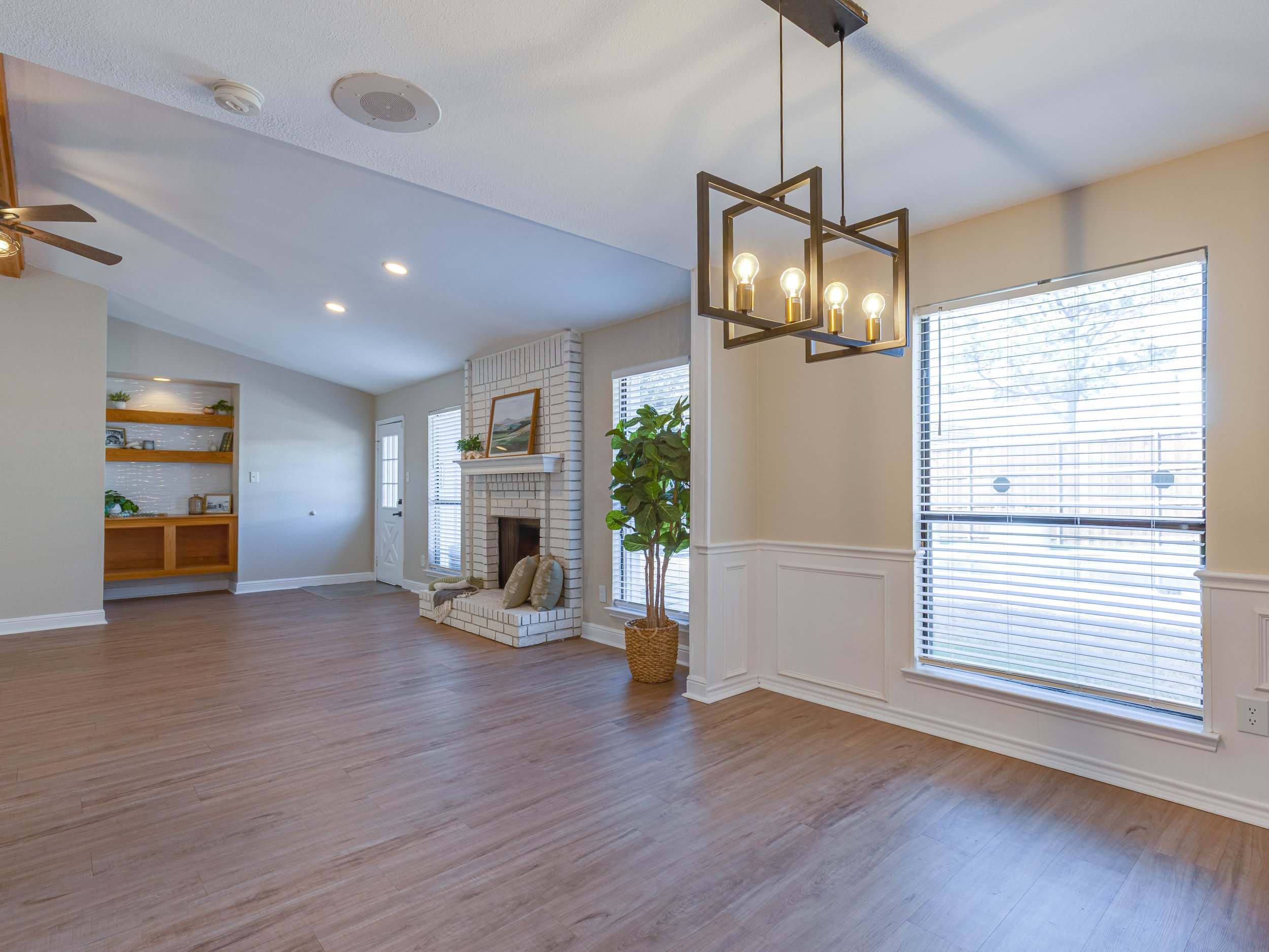 018 Dining Room - 6705 Parkwood.jpg