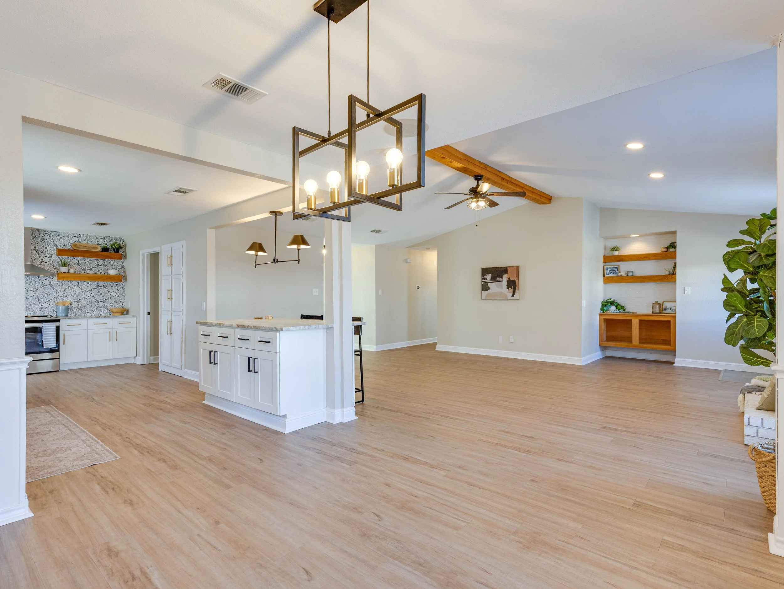 021 Dining Room - 6705 Parkwood.jpg